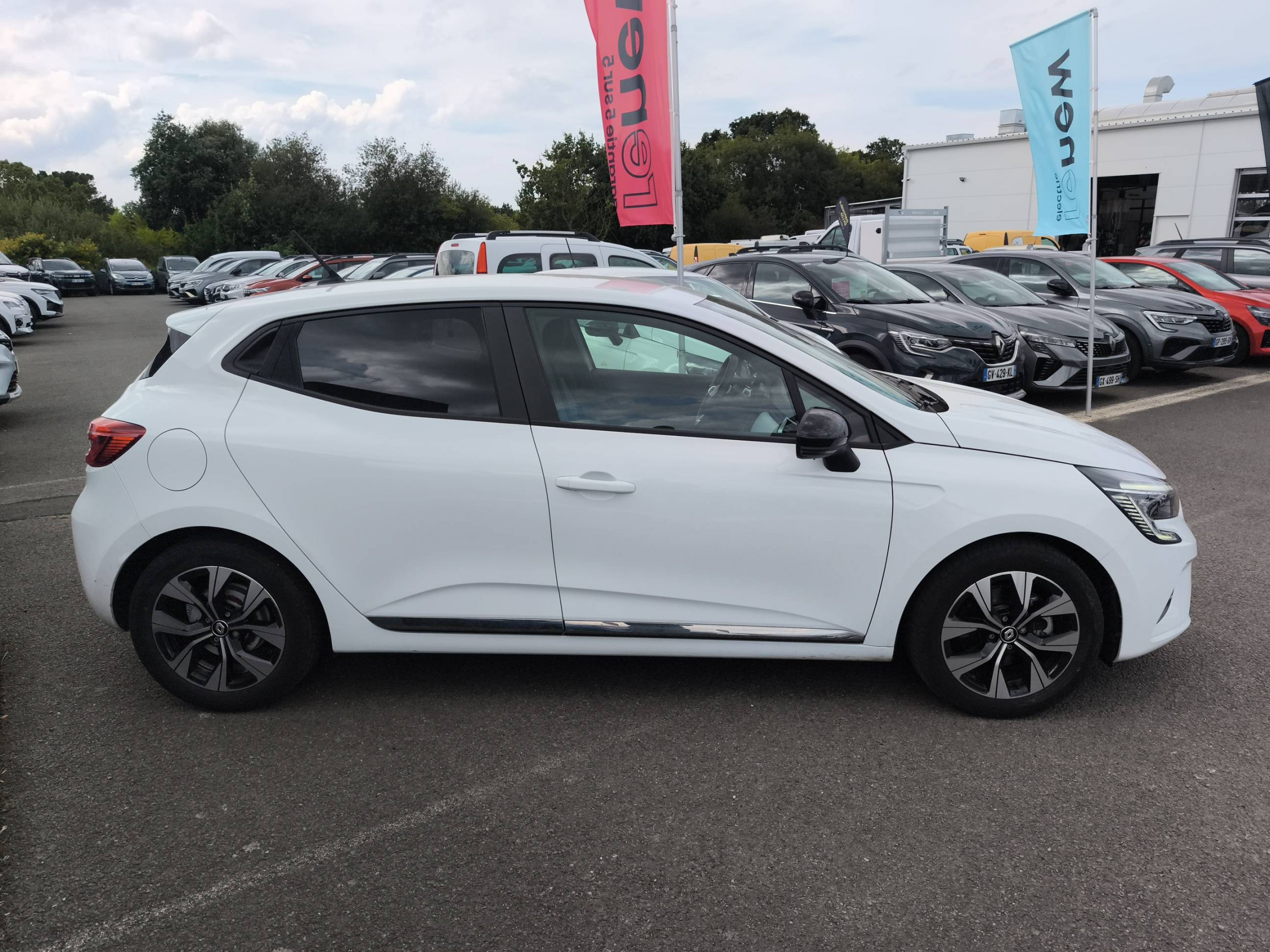 Vente en ligne Renault Clio 5 Clio E-Tech full hybrid 145 au prix de 16 990 €