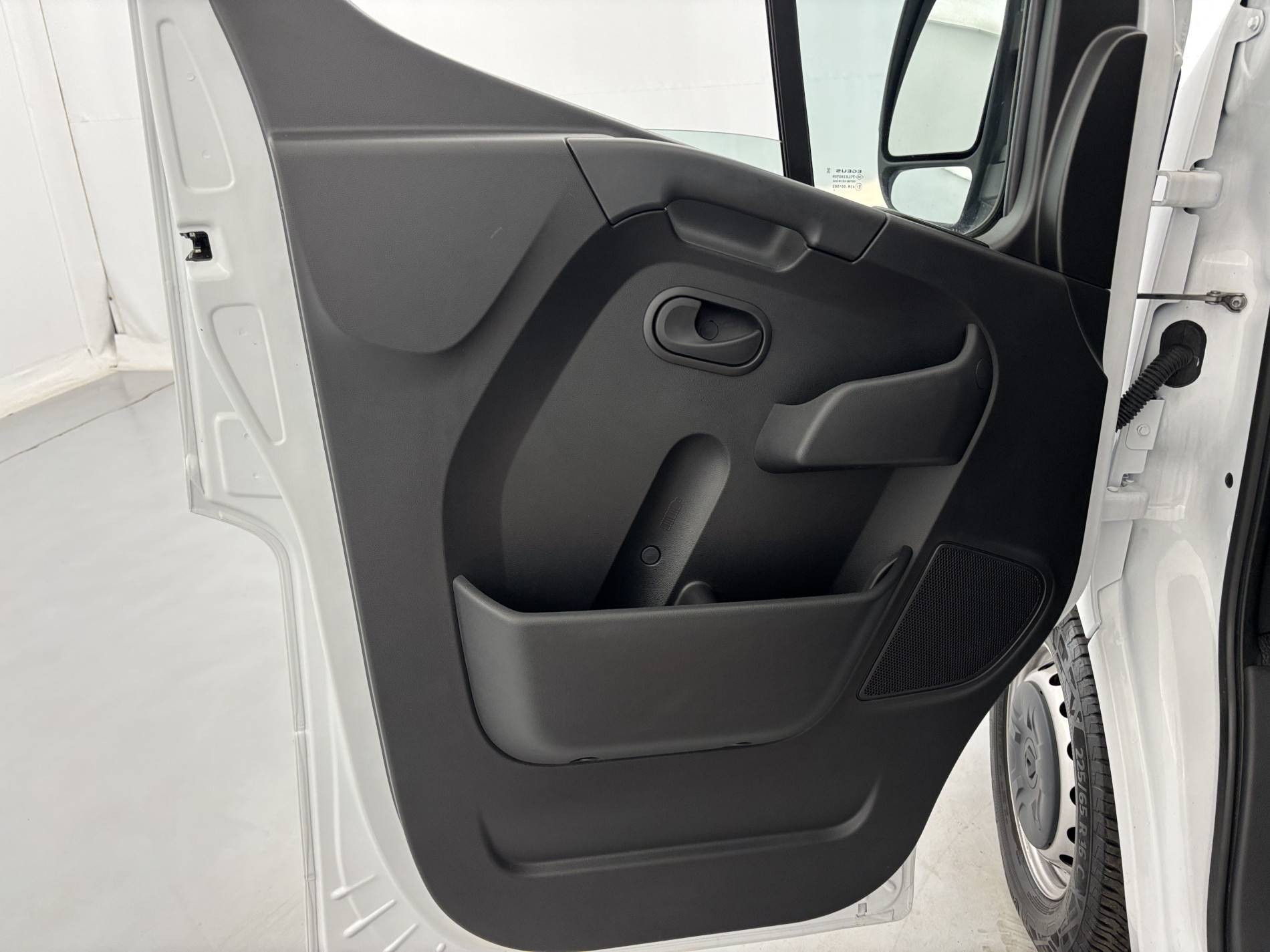Vente en ligne Renault Master Fourgon MASTER FGN TRAC F3500 L3H3 BLUE DCI 135 au prix de 27 990 €