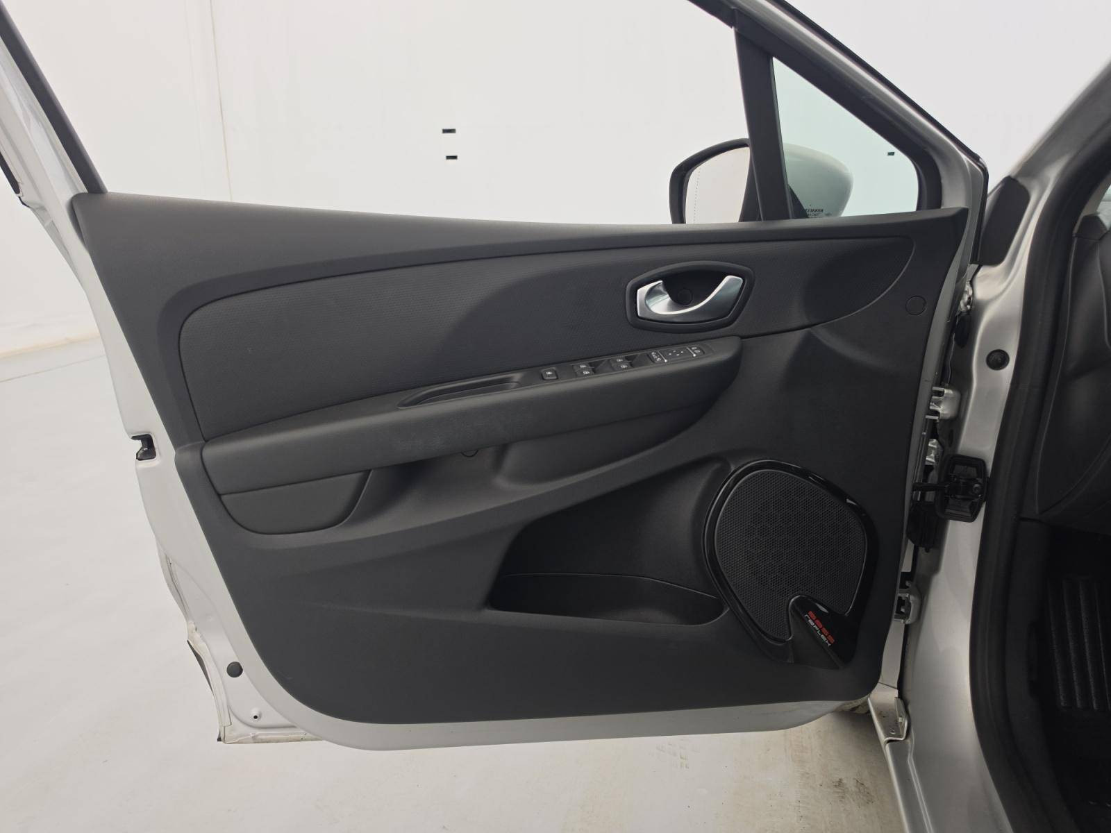 Vente en ligne Renault Clio 4 Clio TCe 90 E6C au prix de 10 990 €