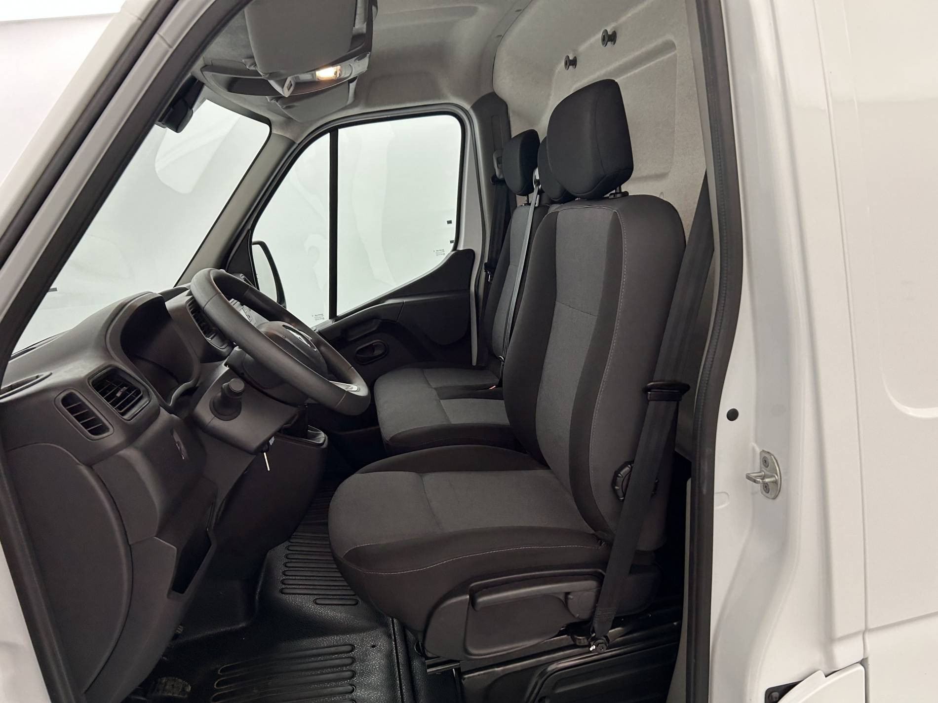 Vente en ligne Renault Master Fourgon MASTER FGN TRAC F3500 L2H2 BLUE DCI 135 au prix de 24 490 €