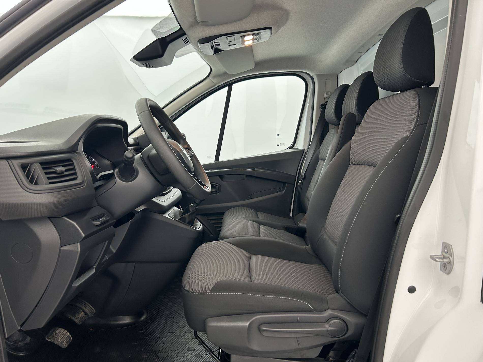 Vente en ligne Renault Trafic 3 Fourgon TRAFIC FG BLUE DCI 130 L1H1 3T GSR2 au prix de 23 999 €