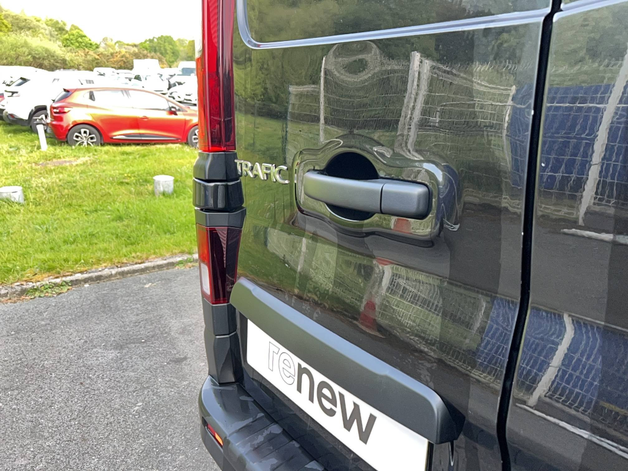 Vente en ligne Renault Trafic Cabine Approfondie TRAFIC CA L1H1 3000 KG BLUE DCI 150 EDC au prix de 23 990 €