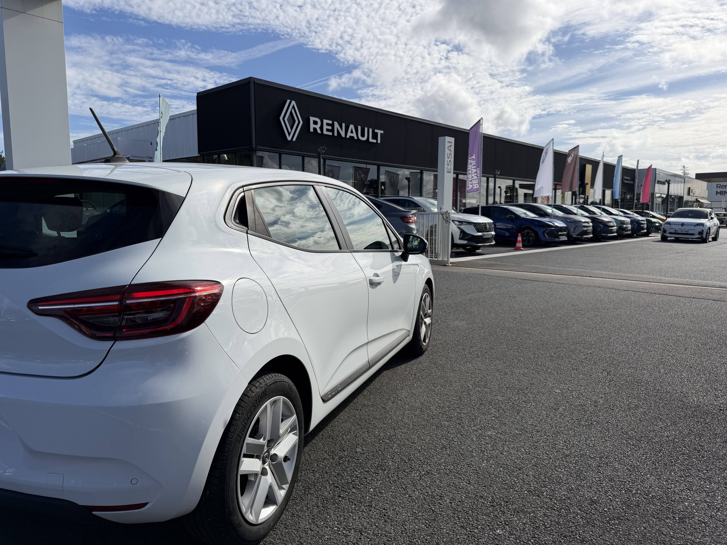 Vente en ligne Renault Clio 5 Clio TCe 90 - 21N au prix de 12 490 €