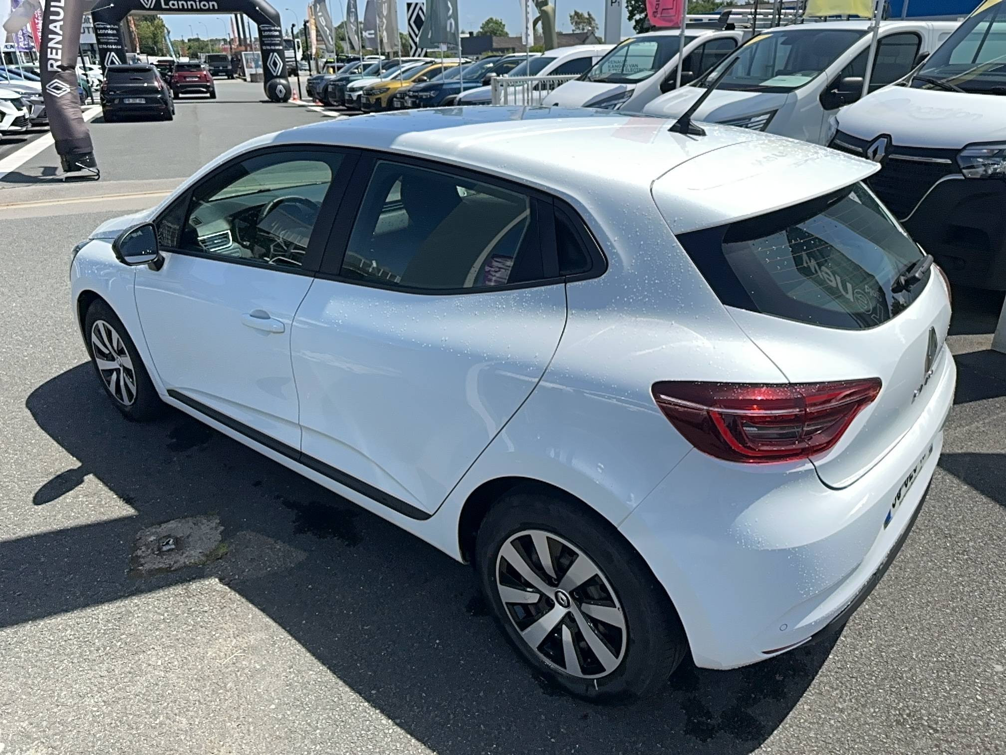 Vente en ligne Renault Clio 5 Clio E-Tech full hybrid 145 au prix de 15 790 €