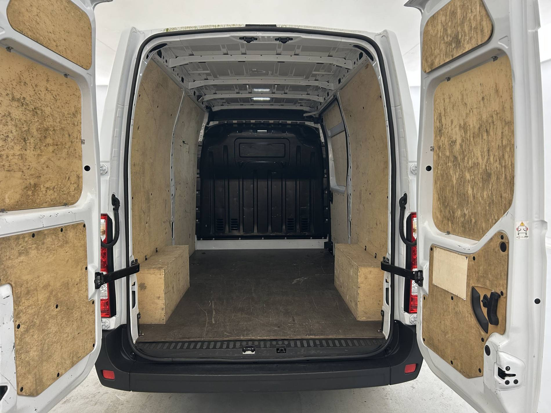 Vente en ligne Renault Master Fourgon MASTER FGN TRAC F3500 L2H2 BLUE DCI 135 au prix de 24 990 €