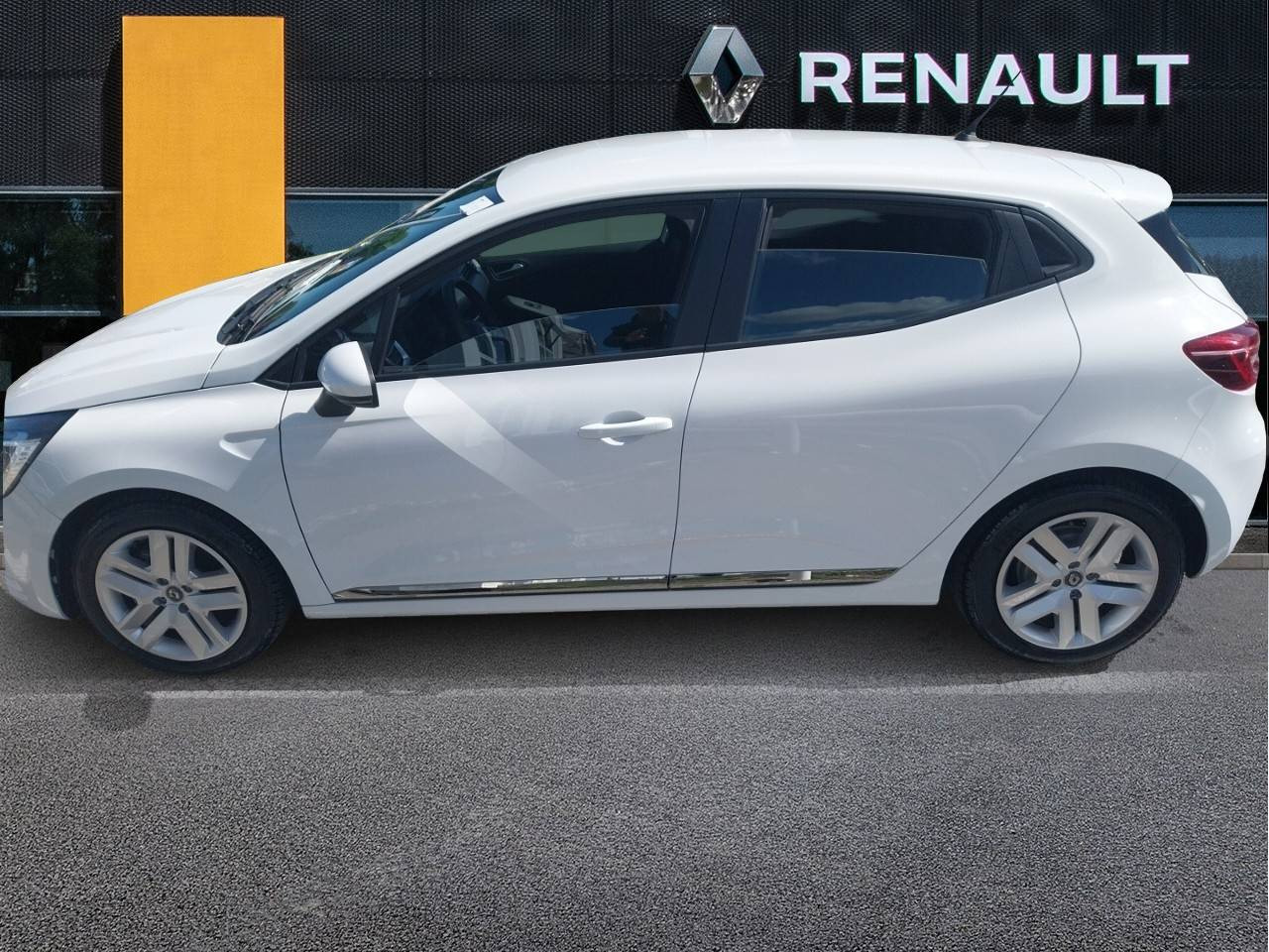 Vente en ligne Renault Clio 5 Clio E-Tech 140 - 21N au prix de 15 990 €