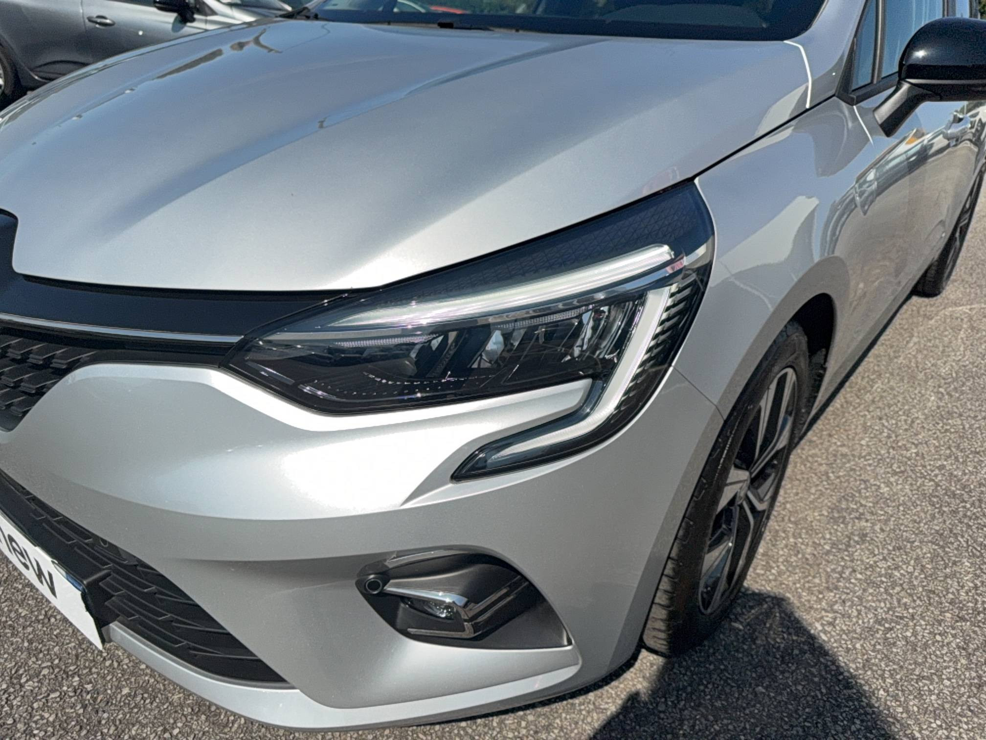 Vente en ligne Renault Clio 5 Clio E-Tech full hybrid 145 au prix de 17 990 €