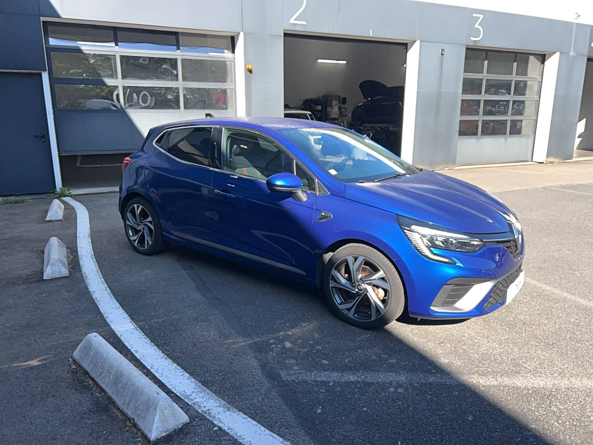 Vente en ligne Renault Clio 5 Clio E-Tech 140 - 21N au prix de 17 490 €