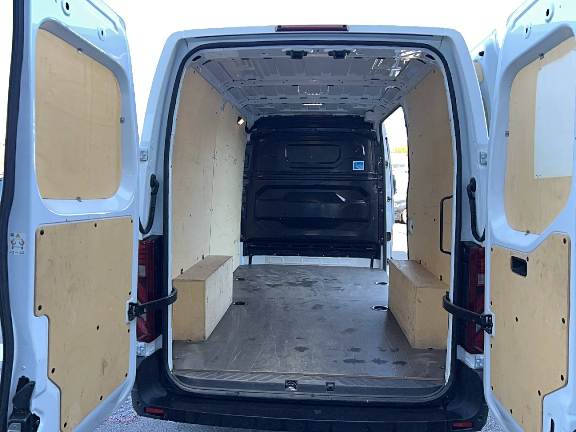 Vente en ligne Renault Master Fourgon MASTER FG BLUE DCI 130 L2H2 3T5 TR au prix de 29 990 €