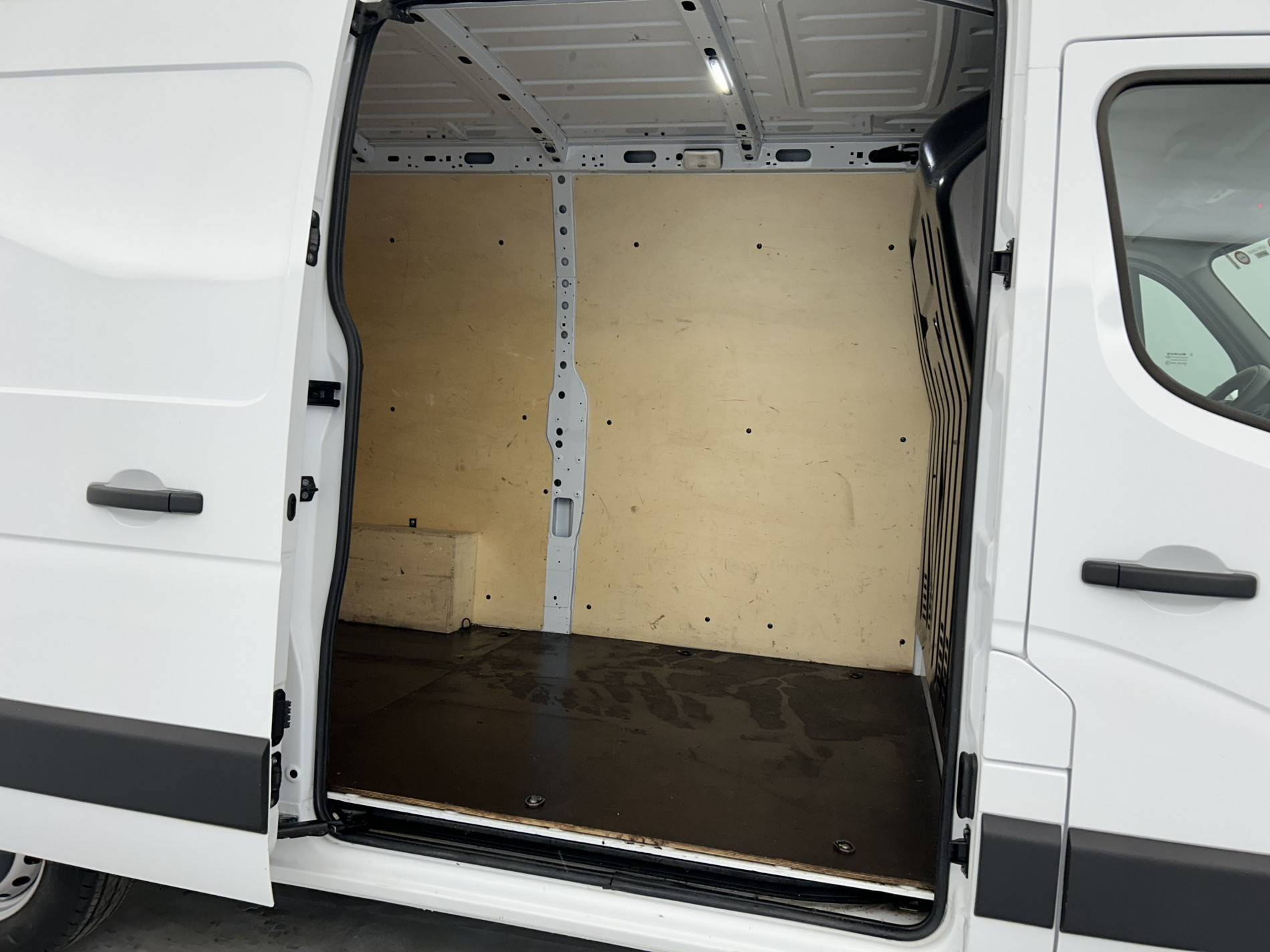 Vente en ligne Renault Master Fourgon MASTER FGN TRAC F3500 L2H2 BLUE DCI 135 au prix de 27 490 €