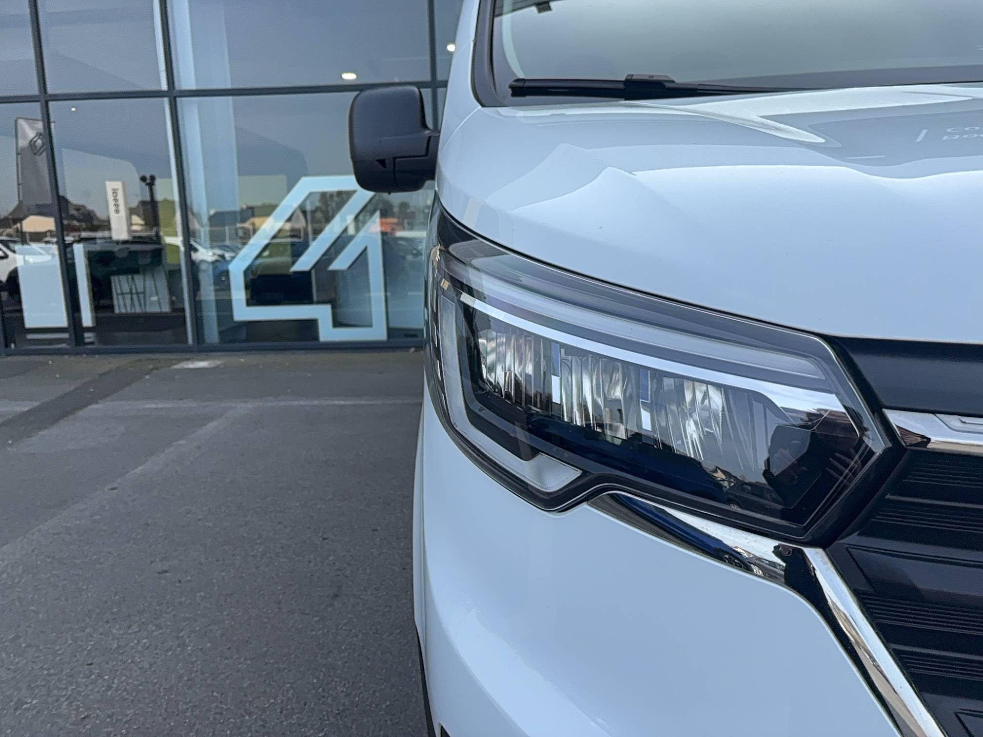 Vente en ligne Renault Trafic 3 Fourgon TRAFIC FGN L1H1 3000 KG BLUE DCI 130 au prix de 23 890 €