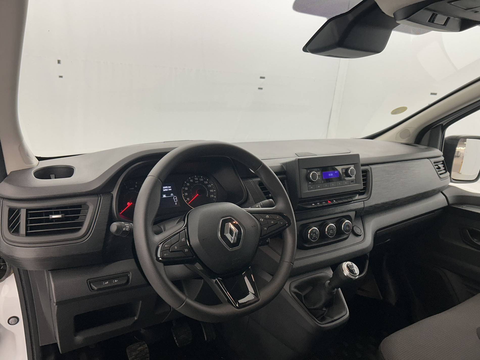 Vente en ligne Renault Trafic 3 Fourgon TRAFIC FG BLUE DCI 130 L1H1 3T GSR2 au prix de 23 690 €