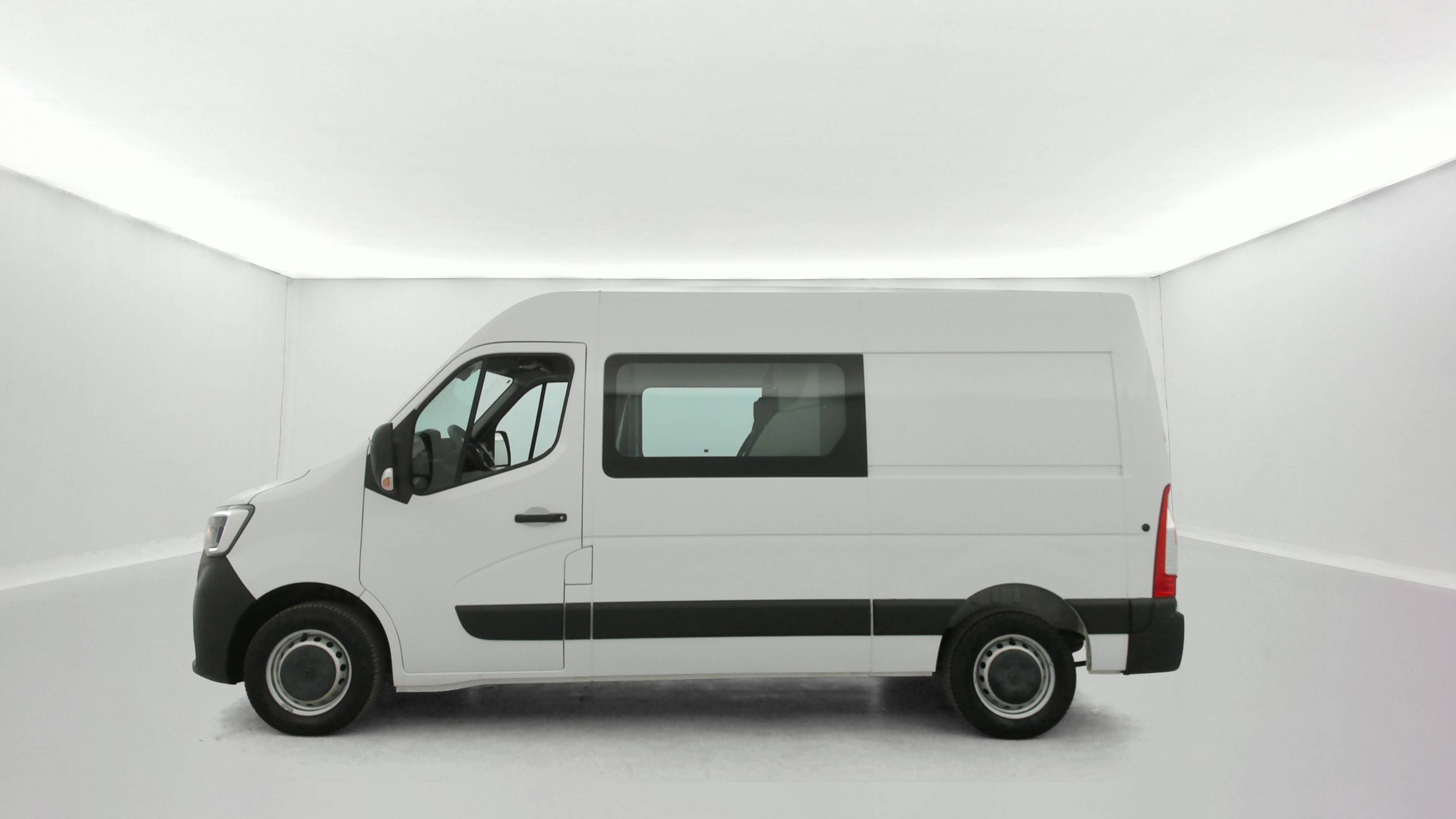 Vente en ligne Renault Master Fourgon MASTER CA TRAC F3300 L2H2 BLUE DCI 135 au prix de 23 790 €