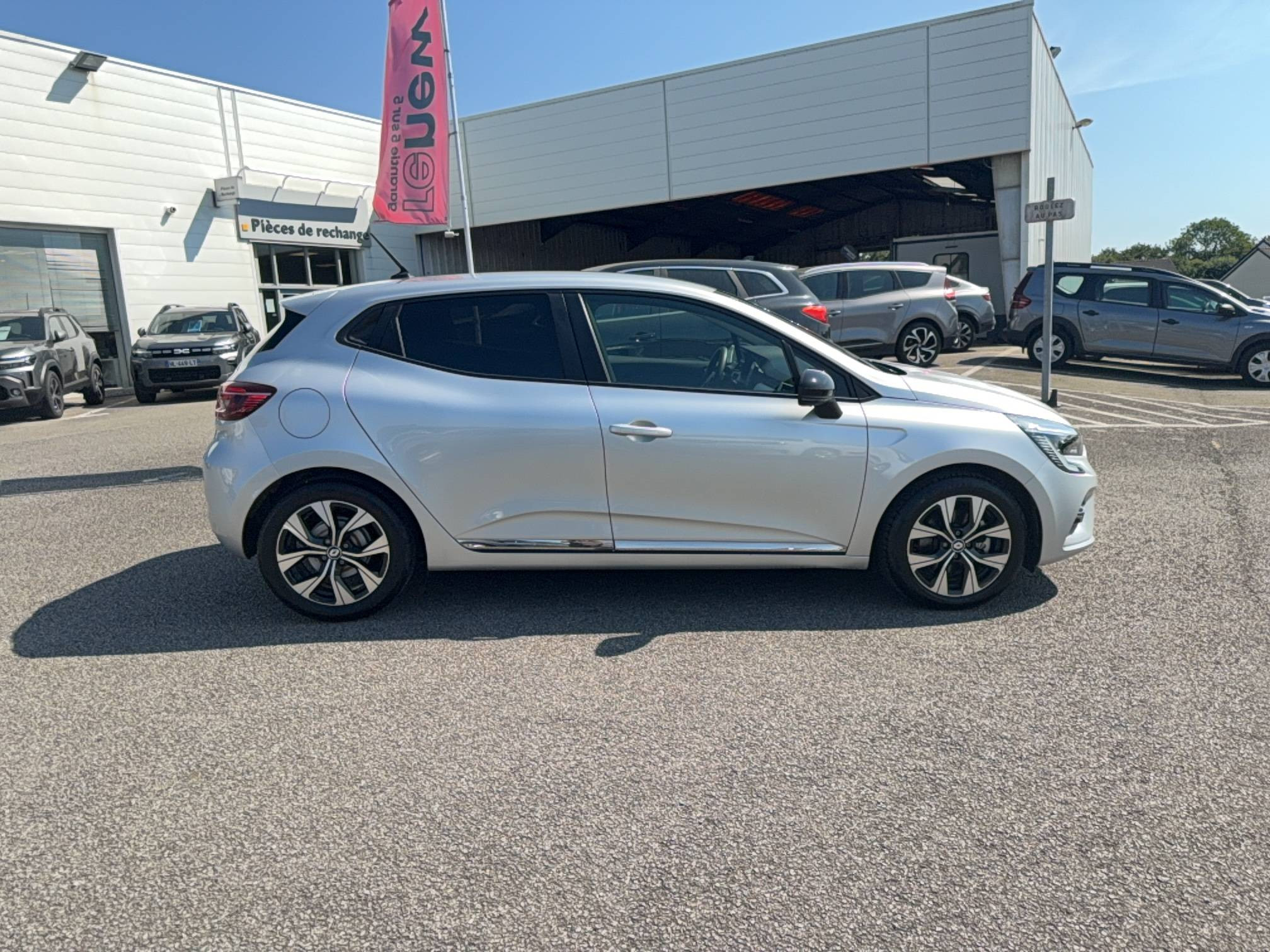 Vente en ligne Renault Clio 5 Clio E-Tech full hybrid 145 au prix de 17 990 €