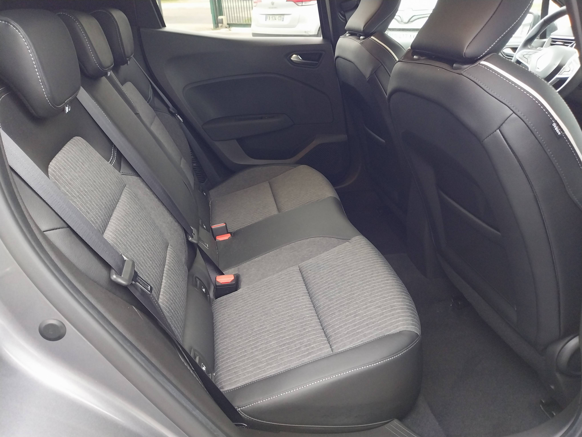 Vente en ligne Renault Clio 5 Clio E-Tech full hybrid 145 au prix de 19 000 €