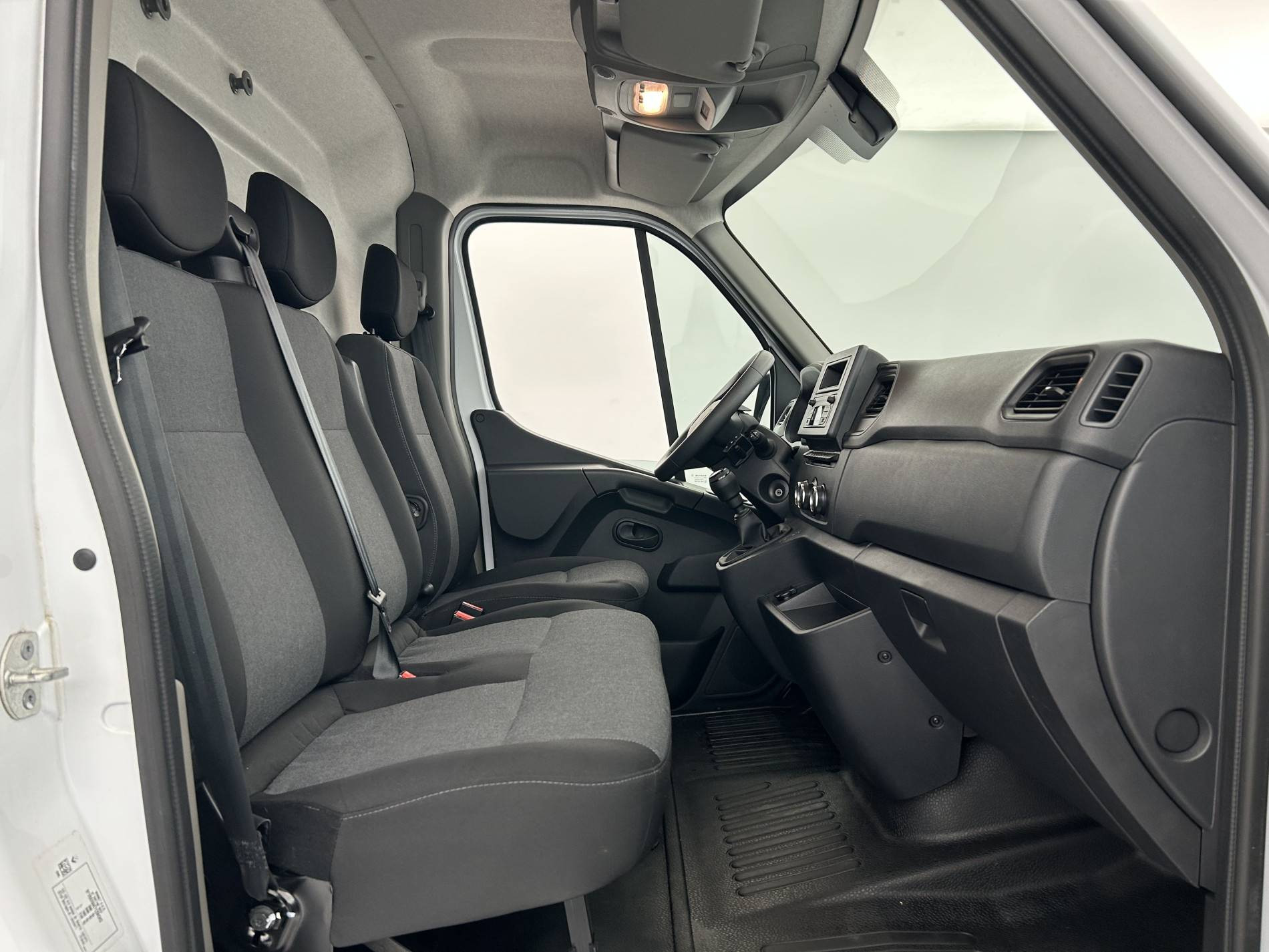 Vente en ligne Renault Master Fourgon MASTER FGN TRAC F3500 L2H2 BLUE DCI 135 au prix de 26 990 €