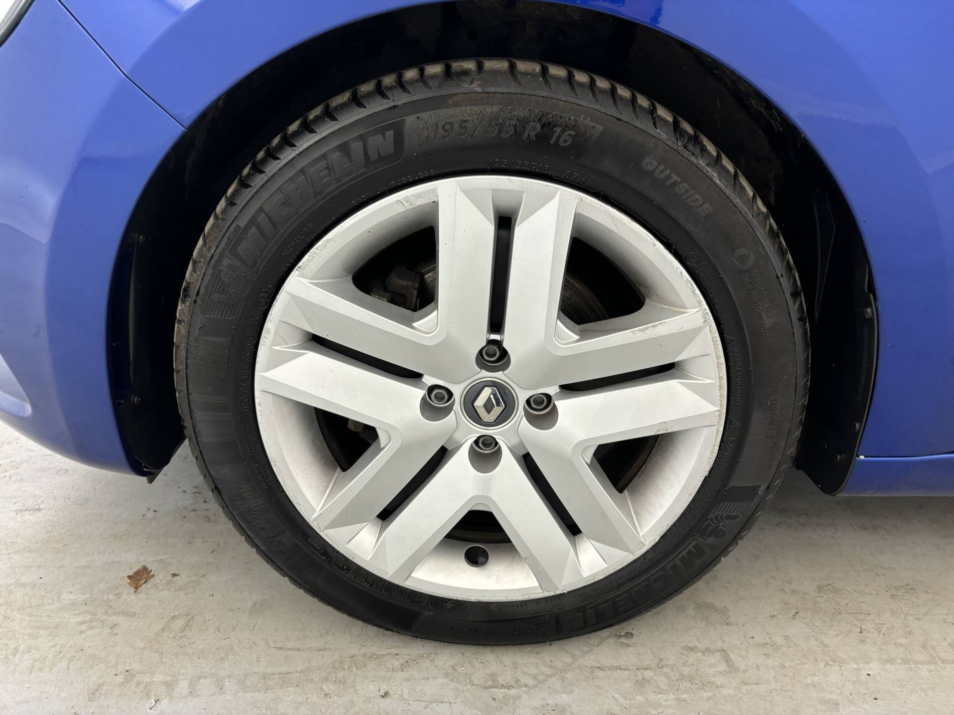 Vente en ligne Renault Clio 5 Clio E-Tech 140 - 21N au prix de 15 780 €
