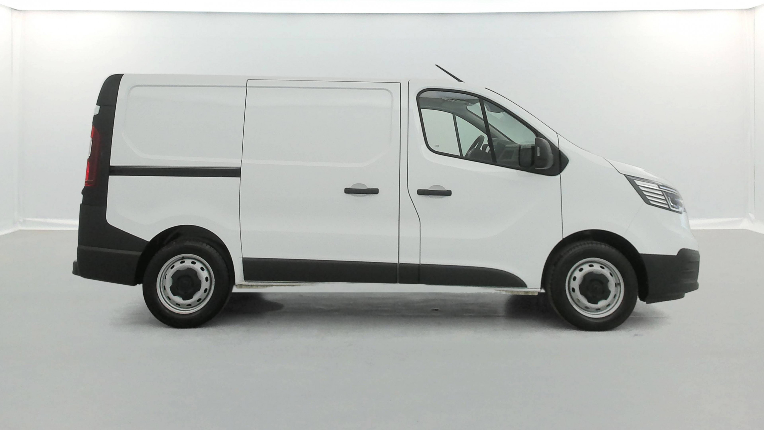 Vente en ligne Renault Trafic 3 Fourgon TRAFIC FG BLUE DCI 130 L1H1 3T GSR2 au prix de 23 999 €