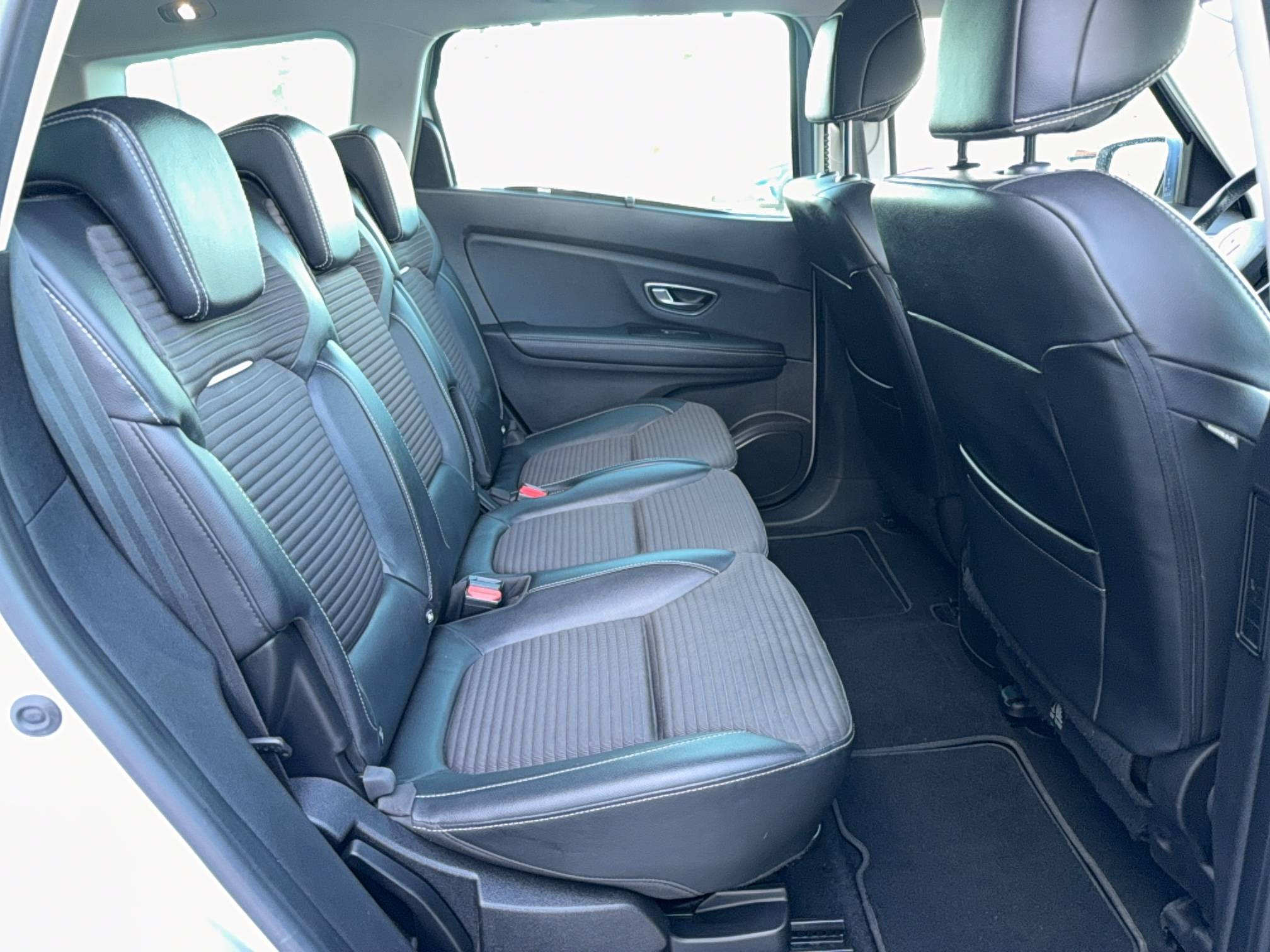 Vente en ligne Renault Grand Scenic 4 Grand Scenic Blue dCi 120 EDC au prix de 14 490 €