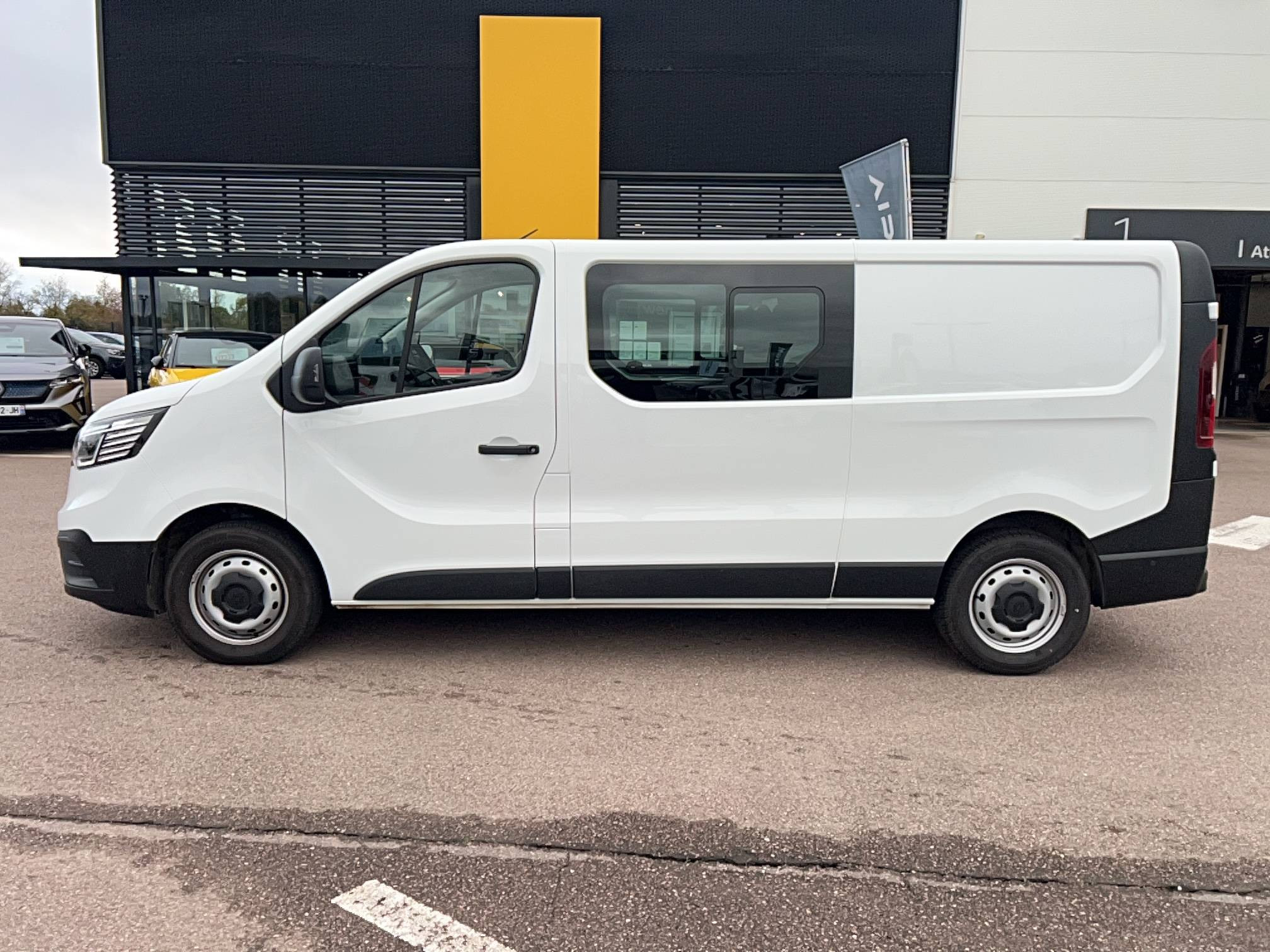 Vente en ligne Renault Trafic Cabine Approfondie TRAFIC CA L2H1 3T BLUE DCI 150 AUTO au prix de 35 990 €