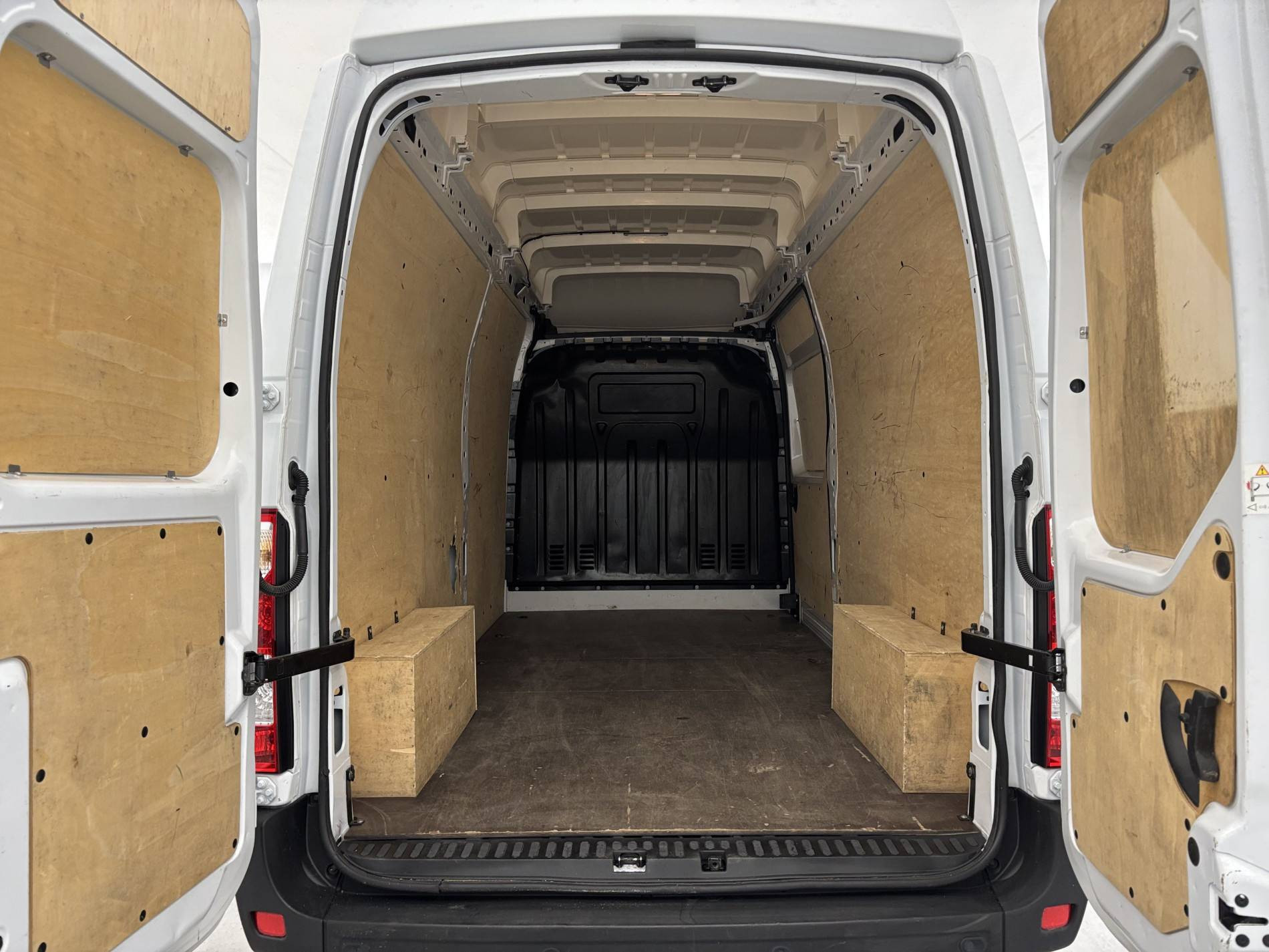 Vente en ligne Renault Master Fourgon MASTER FGN TRAC F3500 L3H3 BLUE DCI 135 au prix de 25 990 €