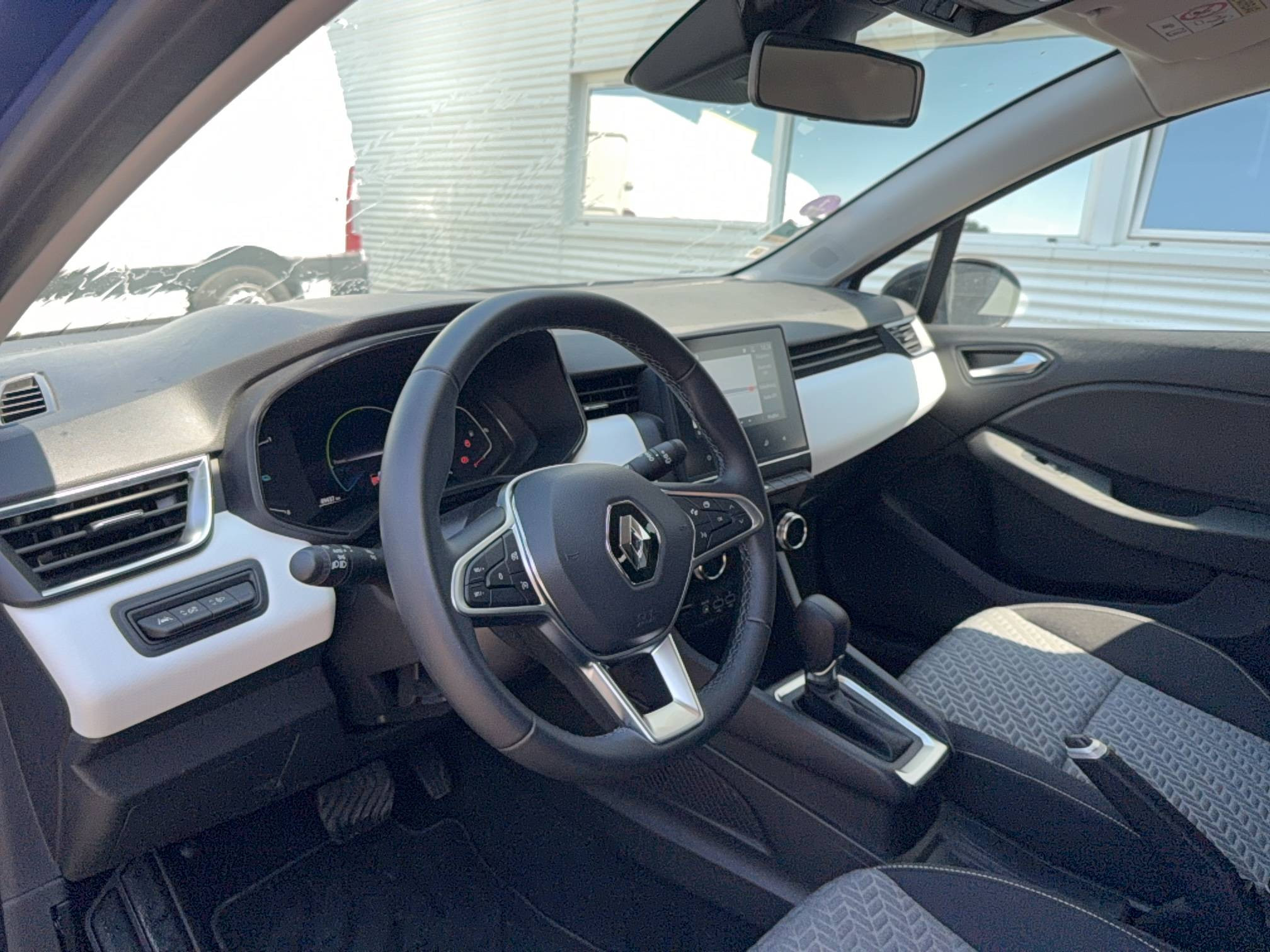 Vente en ligne Renault Clio 5 Clio E-Tech full hybrid 145 au prix de 15 990 €