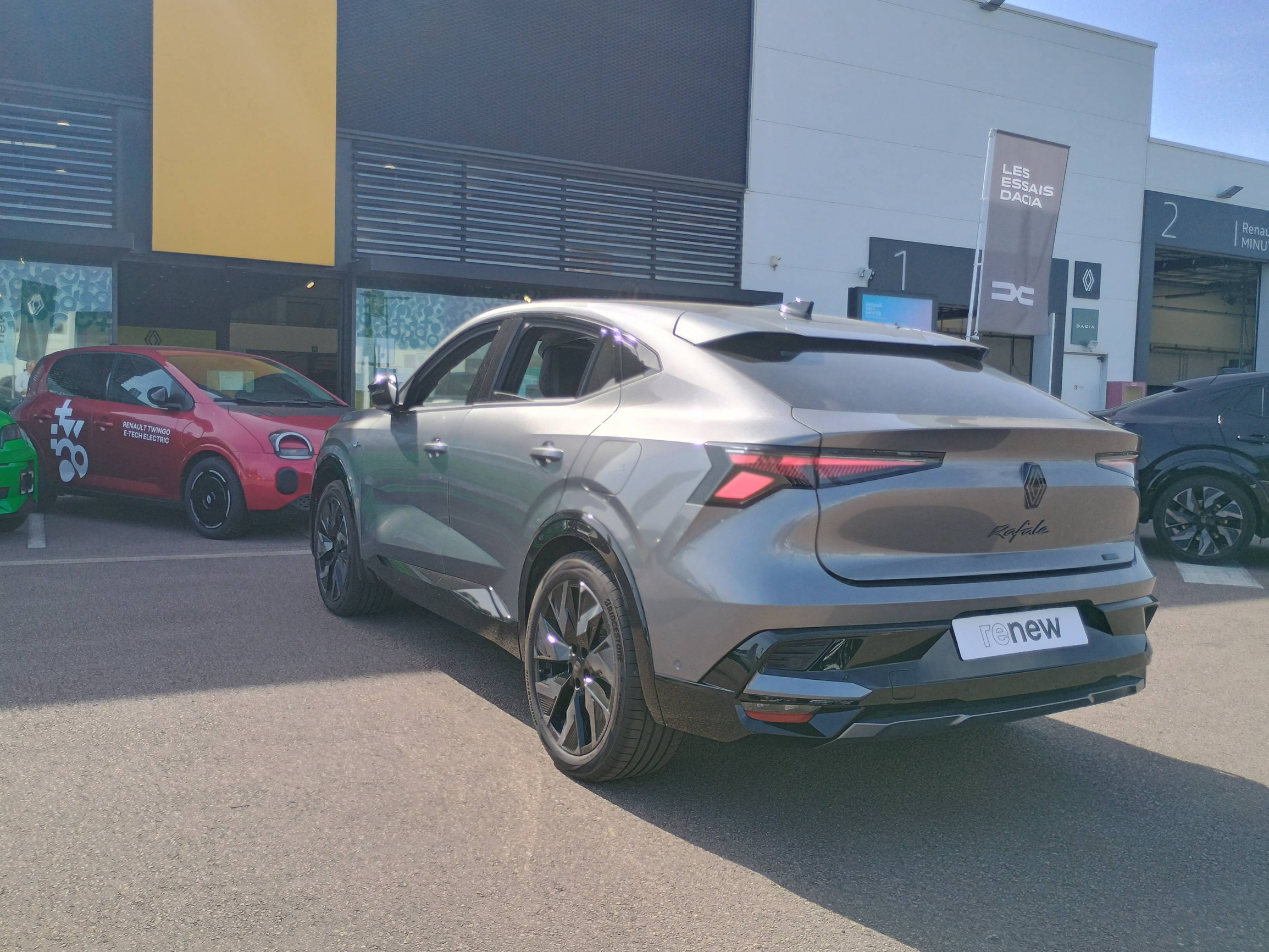 Vente en ligne Renault Rafale  hyper hybrid E-Tech 300 ch 4x4 au prix de 57 490 €