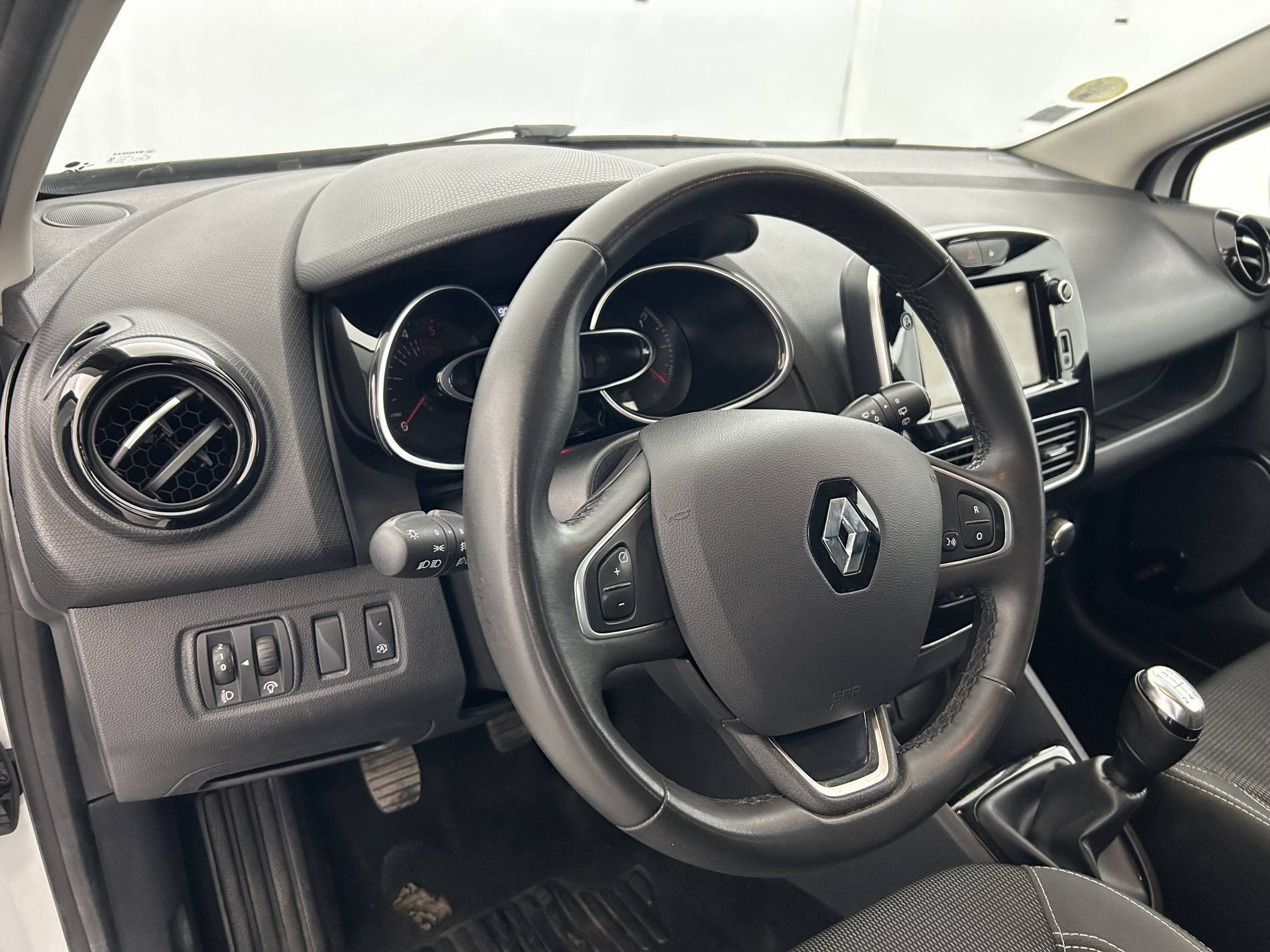 Vente en ligne Renault Clio 4 Clio dCi 75 E6C au prix de 10 890 €