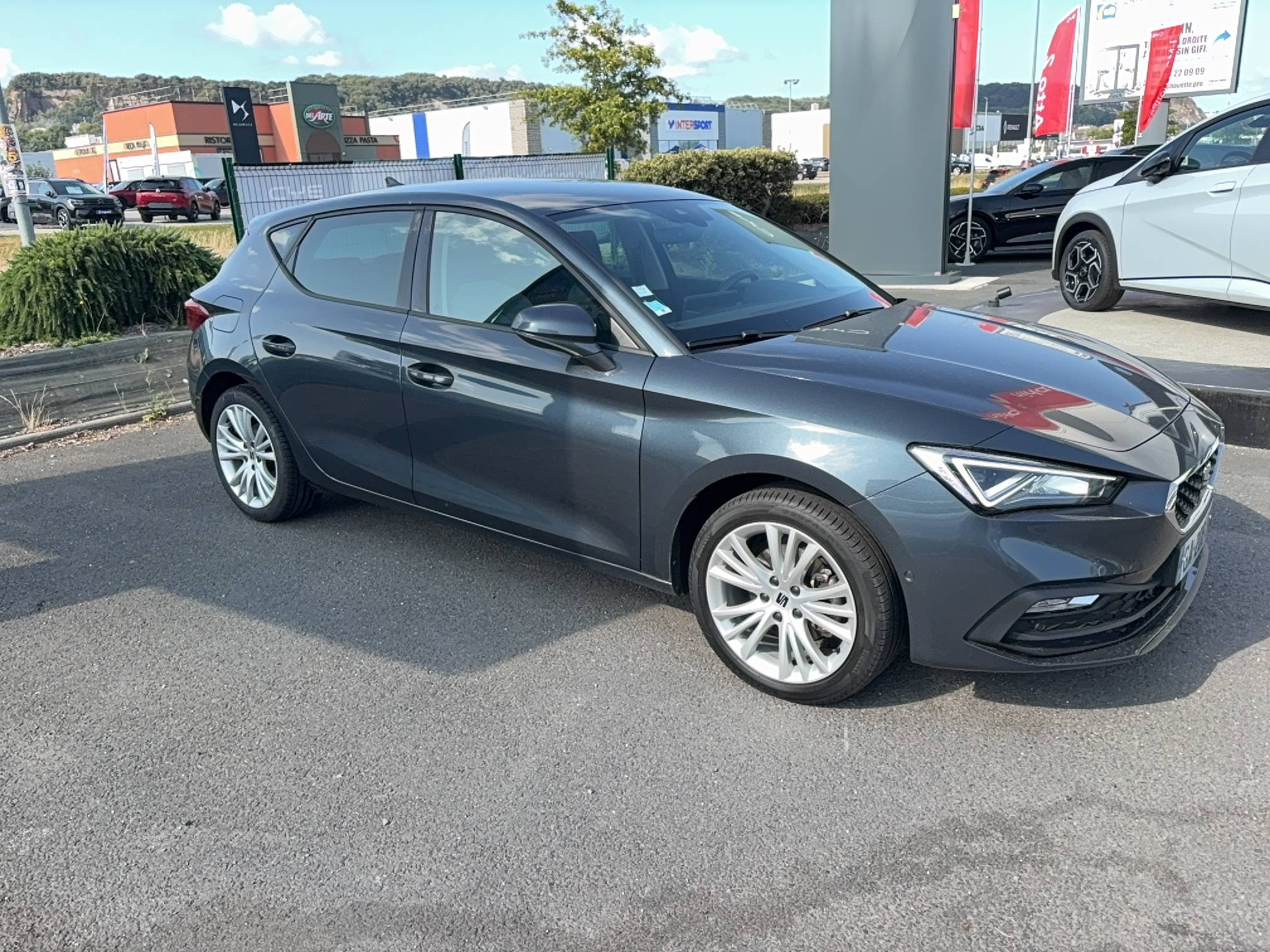 Vente en ligne Seat Leon Sportstourer  1.0 TSI 110 BVM6 au prix de 15 990 €