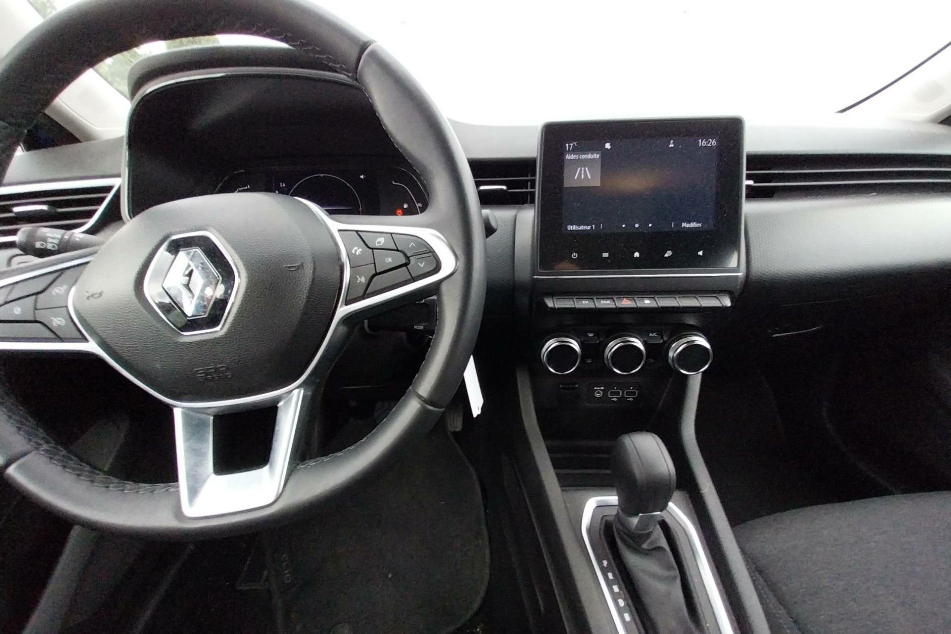 Vente en ligne Renault Clio 5 Clio E-Tech 140 - 21N au prix de 15 780 €