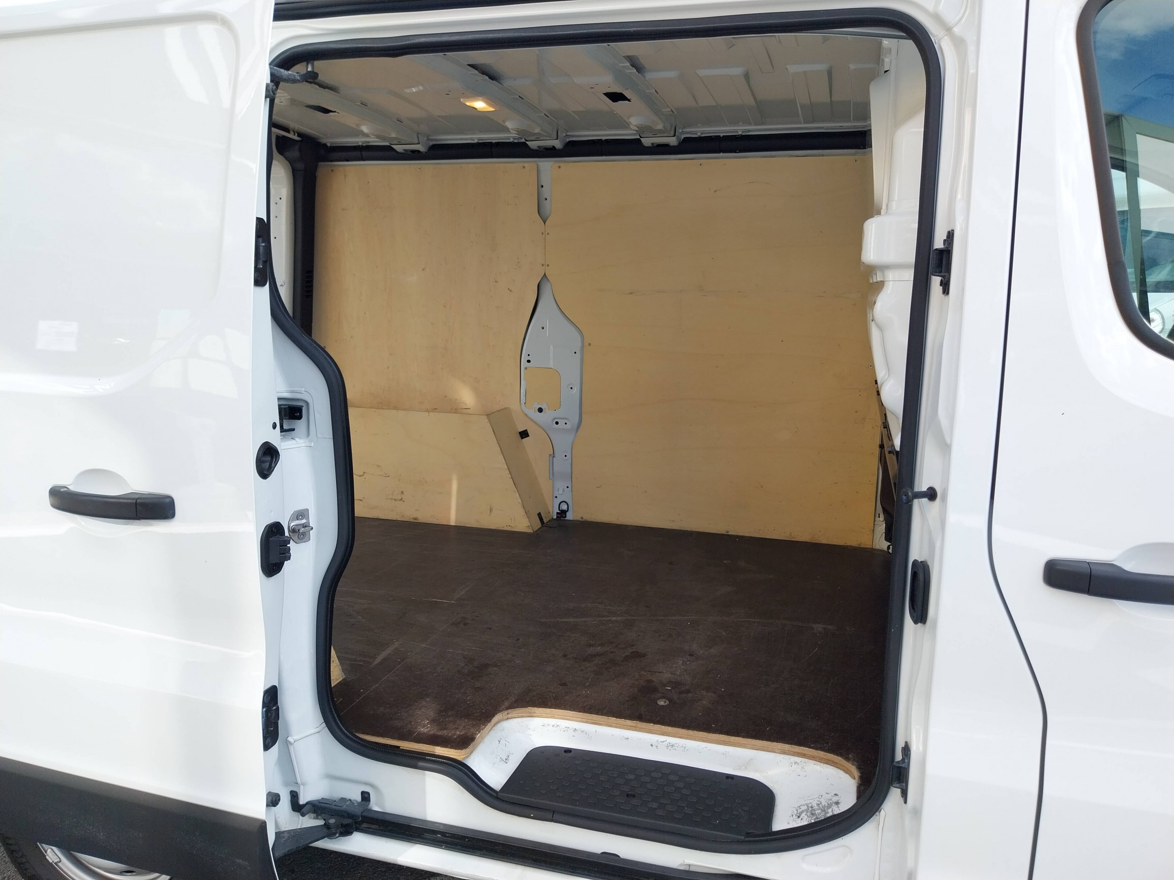 Vente en ligne Renault Trafic 3 Fourgon TRAFIC FG BLUE DCI 130 L1H1 3T GSR2 au prix de 22 990 €