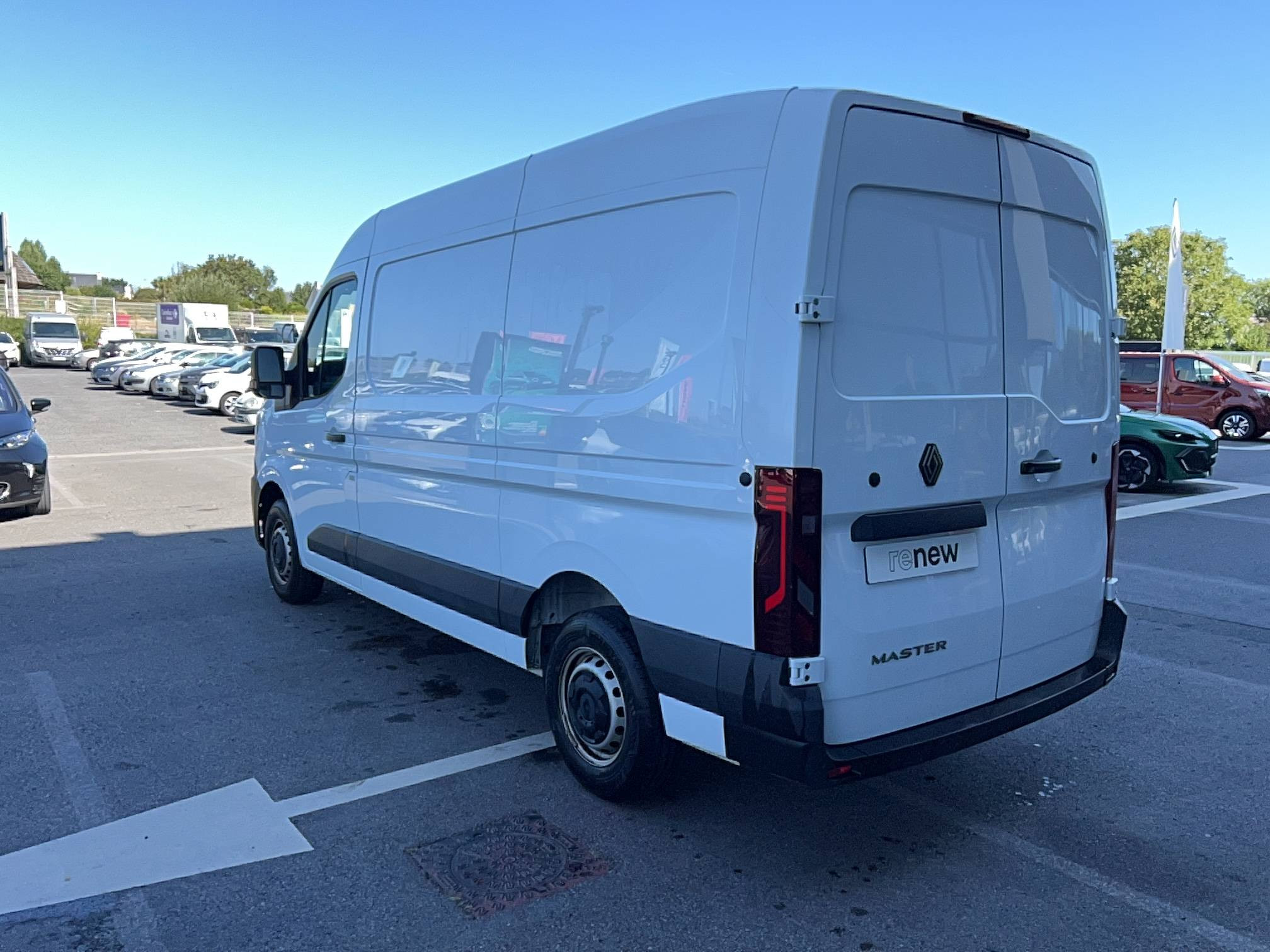 Vente en ligne Renault Master Fourgon MASTER FG BLUE DCI 130 L2H2 3T5 TR au prix de 29 990 €
