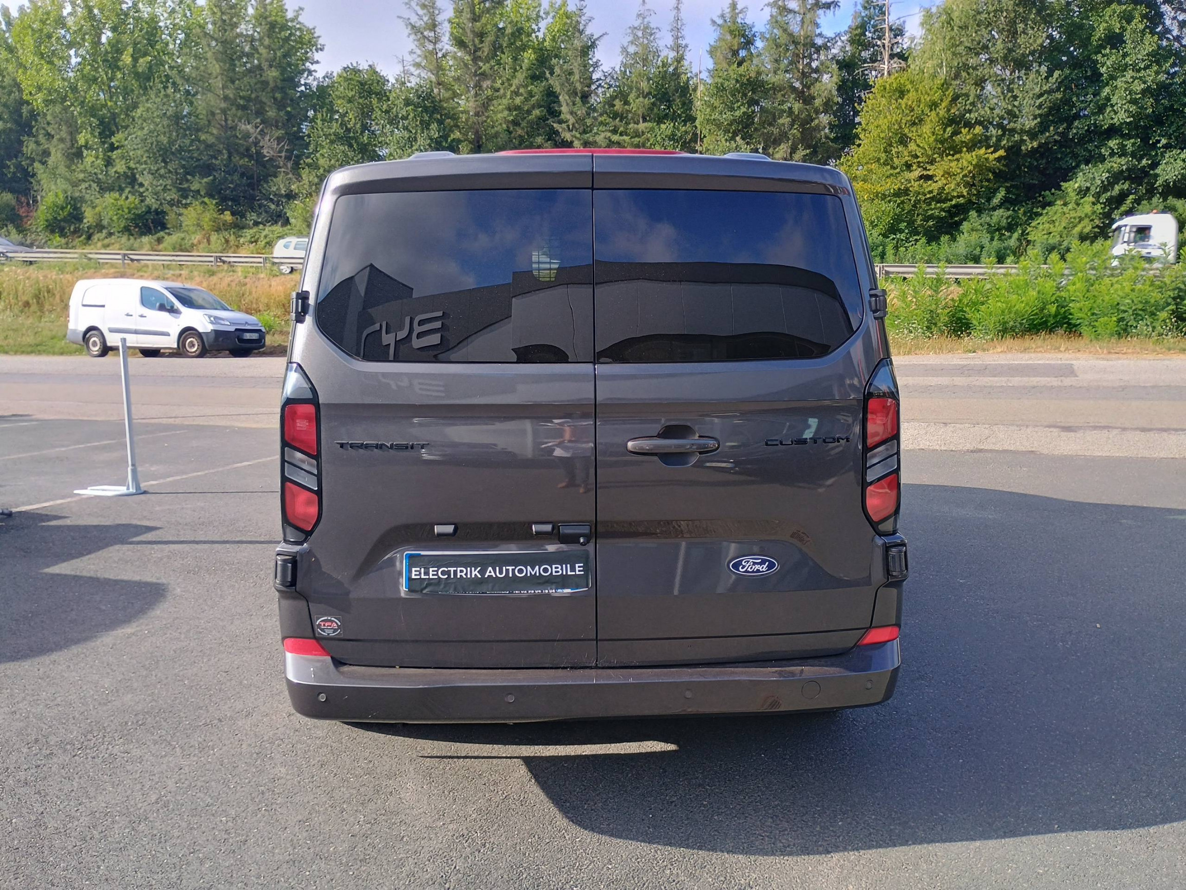 Vente en ligne Ford Transit Custom  300 L1H1 2.0 ECOBLUE 136 CH BVA8 au prix de 36 490 €