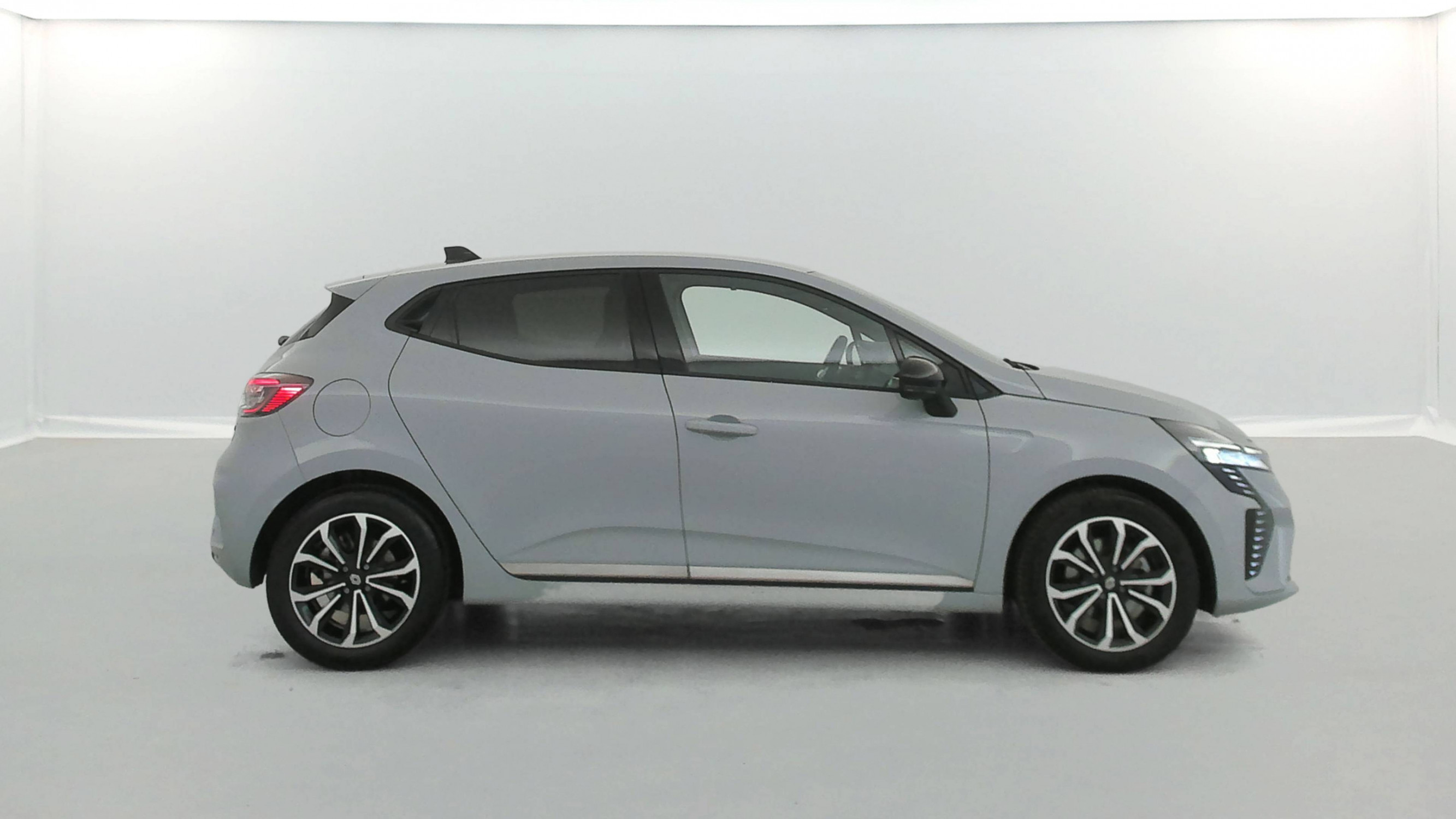 Vente en ligne Renault Clio 5 Clio E-Tech full hybrid 145 au prix de 17 990 €