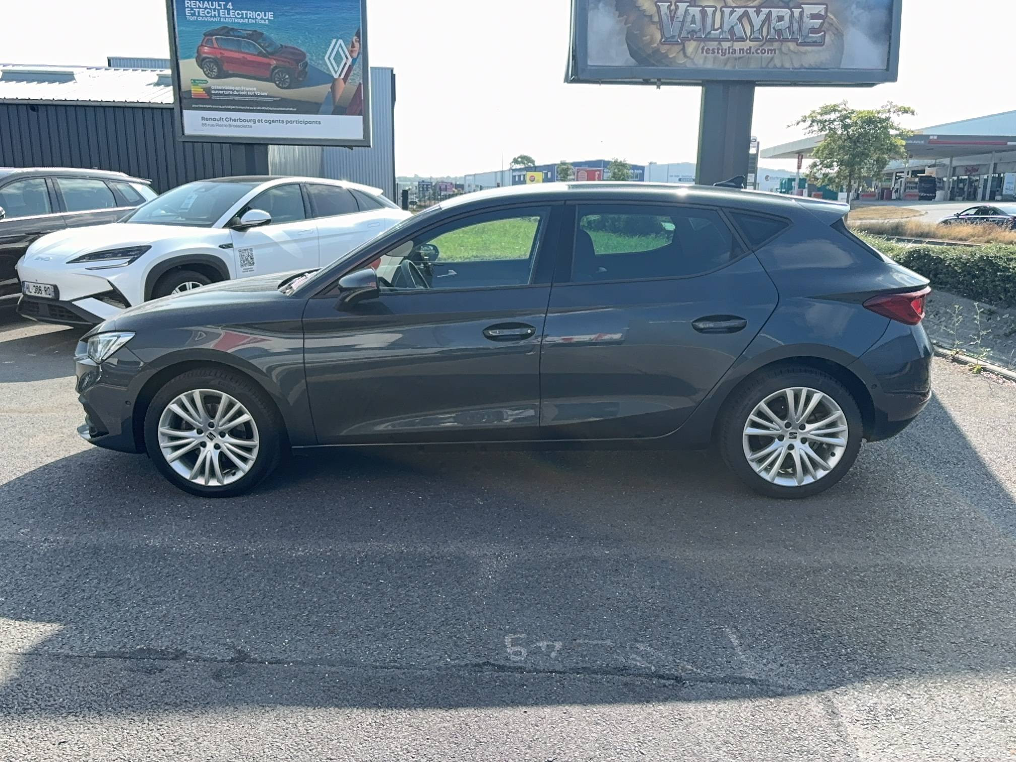 Vente en ligne Seat Leon Sportstourer  1.0 TSI 110 BVM6 au prix de 15 990 €