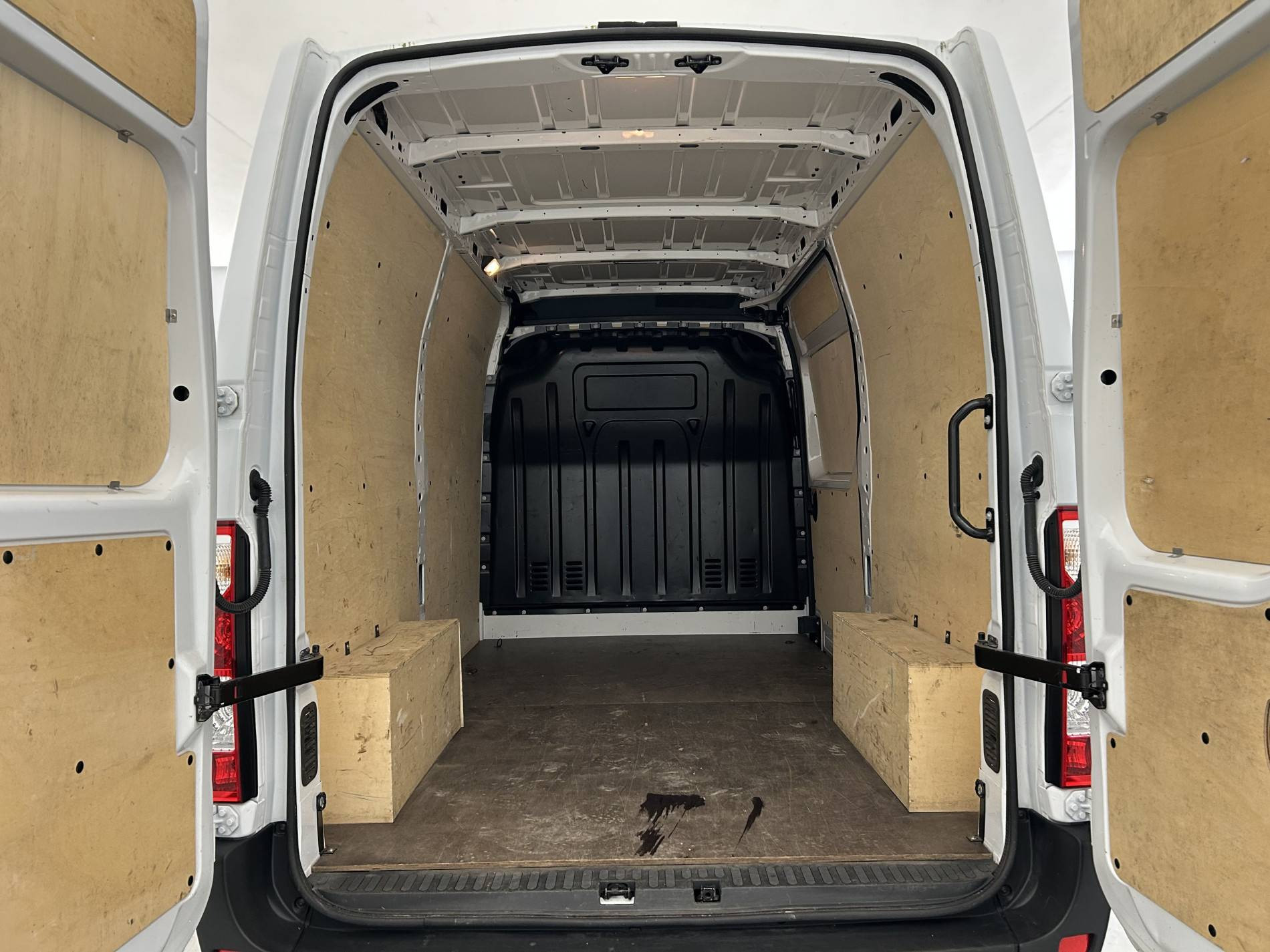 Vente en ligne Renault Master Fourgon MASTER FGN TRAC F3500 L2H2 BLUE DCI 135 au prix de 26 990 €