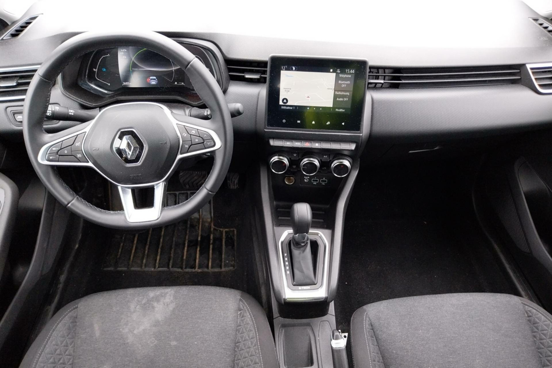 Vente en ligne Renault Clio 5 Clio E-Tech 140 - 21N au prix de 15 490 €