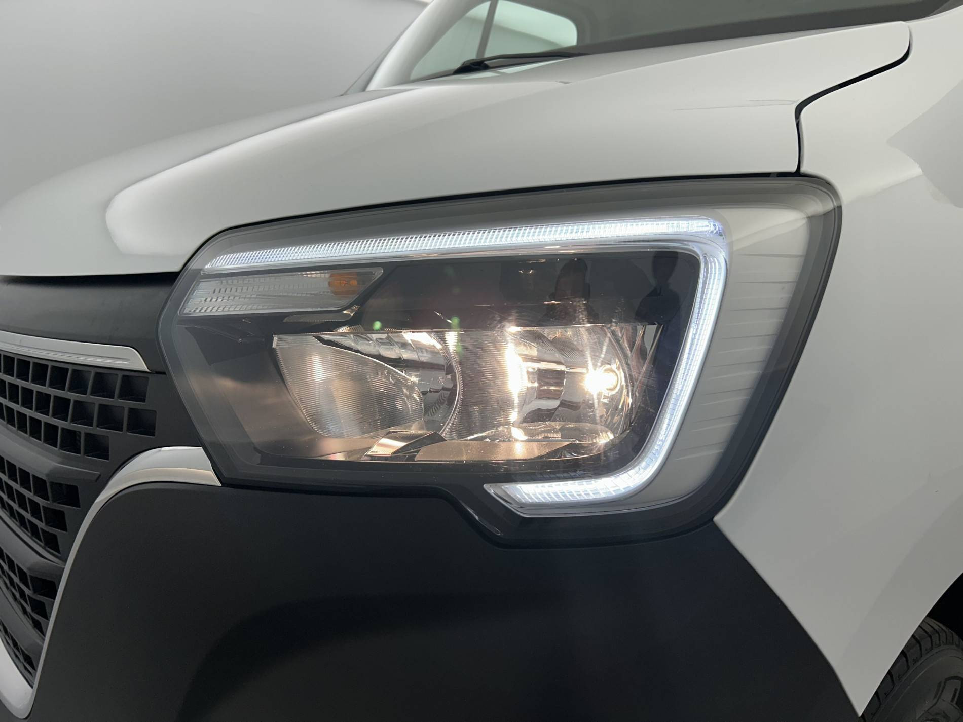 Vente en ligne Renault Master Fourgon MASTER FGN TRAC F3500 L2H2 BLUE DCI 135 au prix de 26 990 €