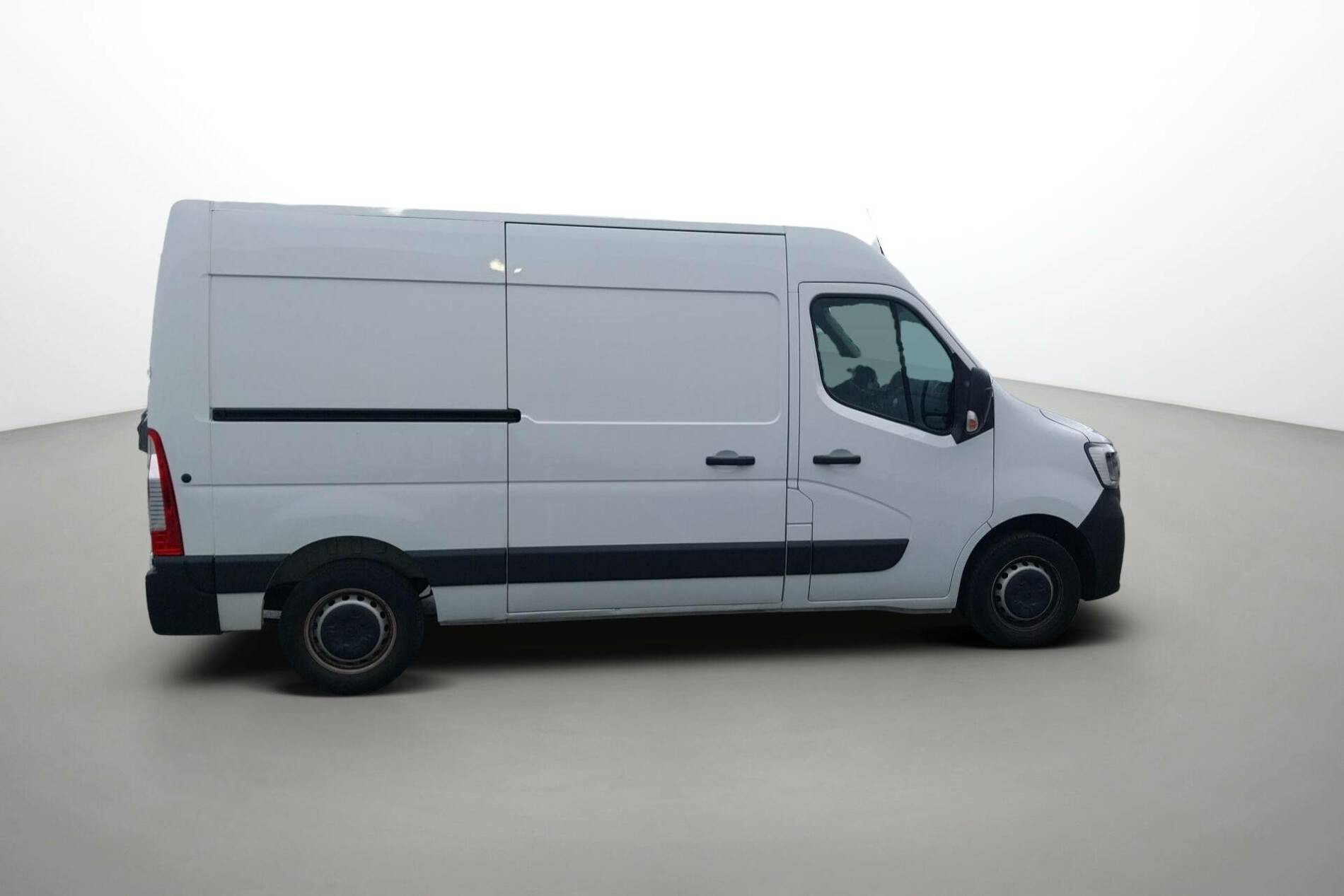 Vente en ligne Renault Master Fourgon MASTER FGN TRAC F3500 L2H2 BLUE DCI 135 au prix de 23 590 €