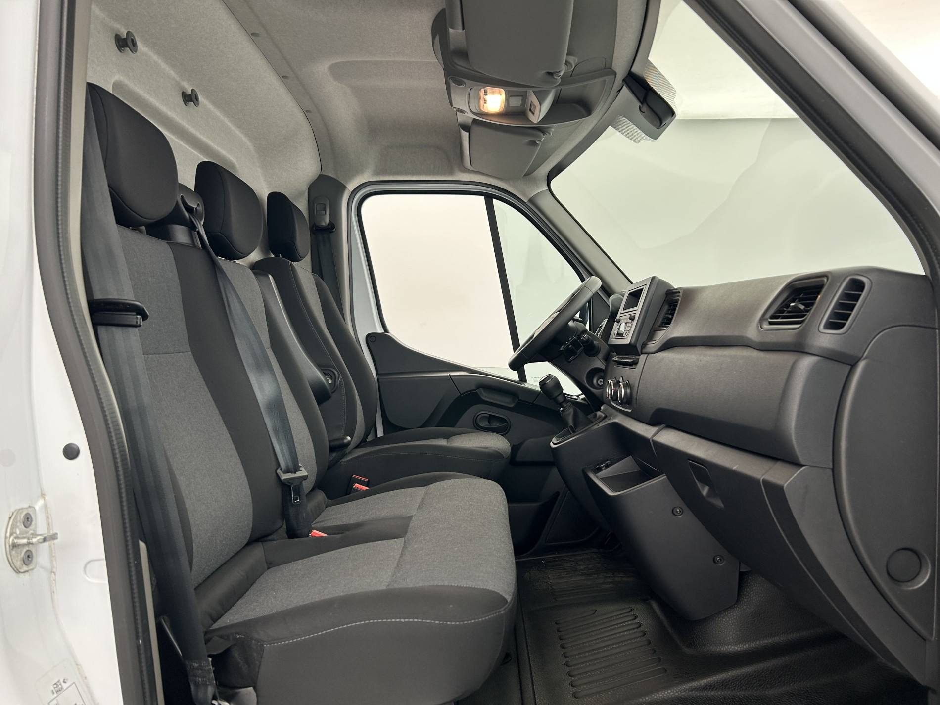 Vente en ligne Renault Master Fourgon MASTER FGN TRAC F3500 L3H3 BLUE DCI 135 au prix de 28 990 €