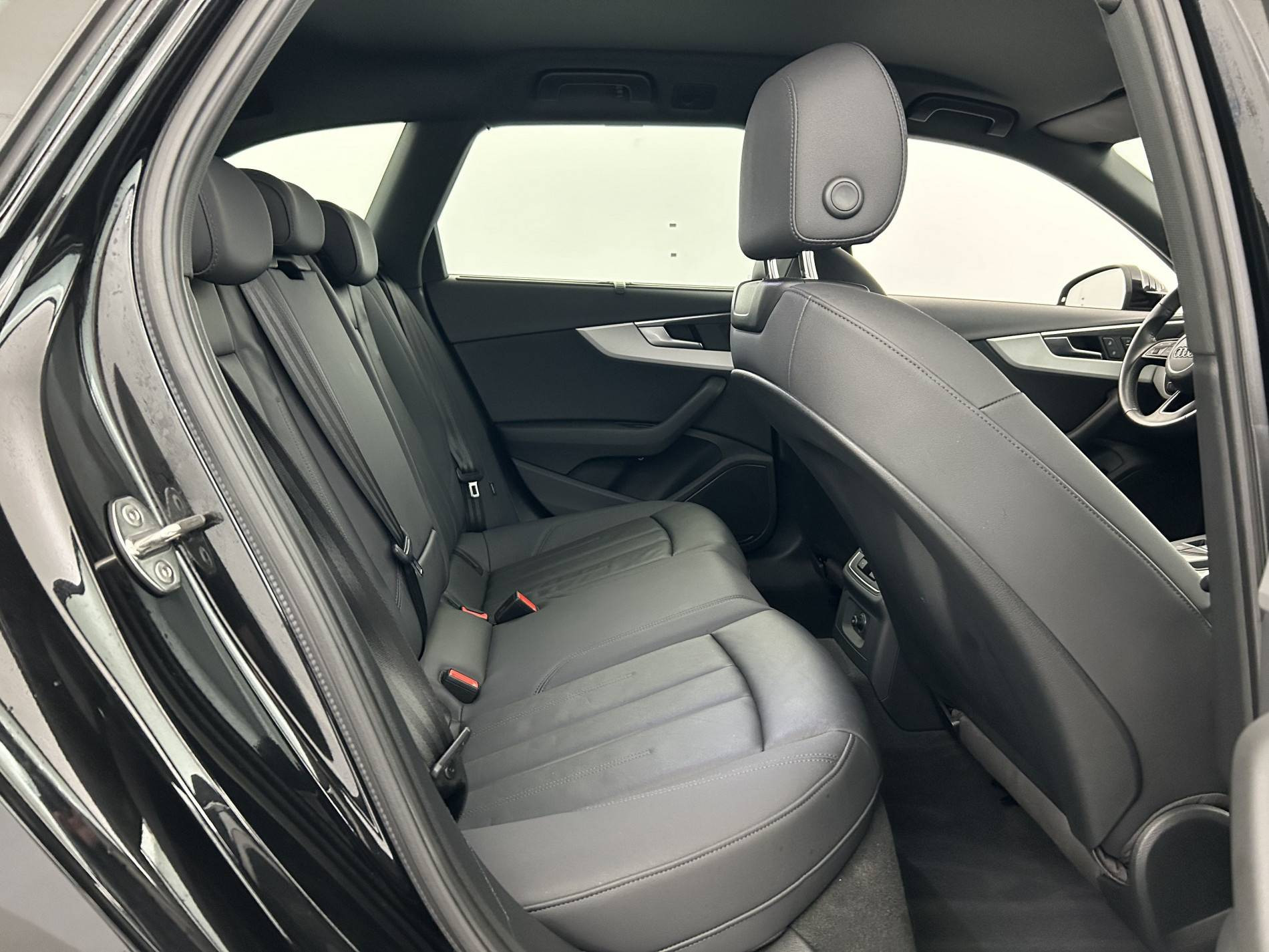 Vente en ligne Audi A4 Avant  35 TDI 163 S tronic 7 au prix de 28 790 €