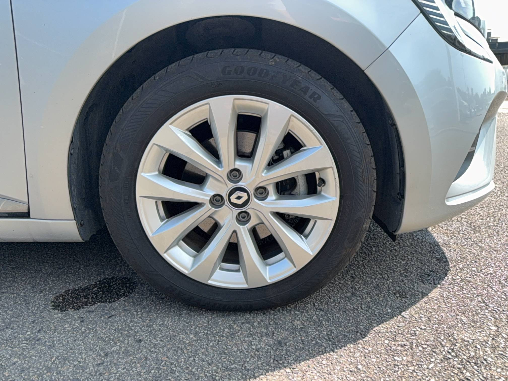 Vente en ligne Renault Clio 5 Clio E-Tech full hybrid 145 au prix de 15 990 €