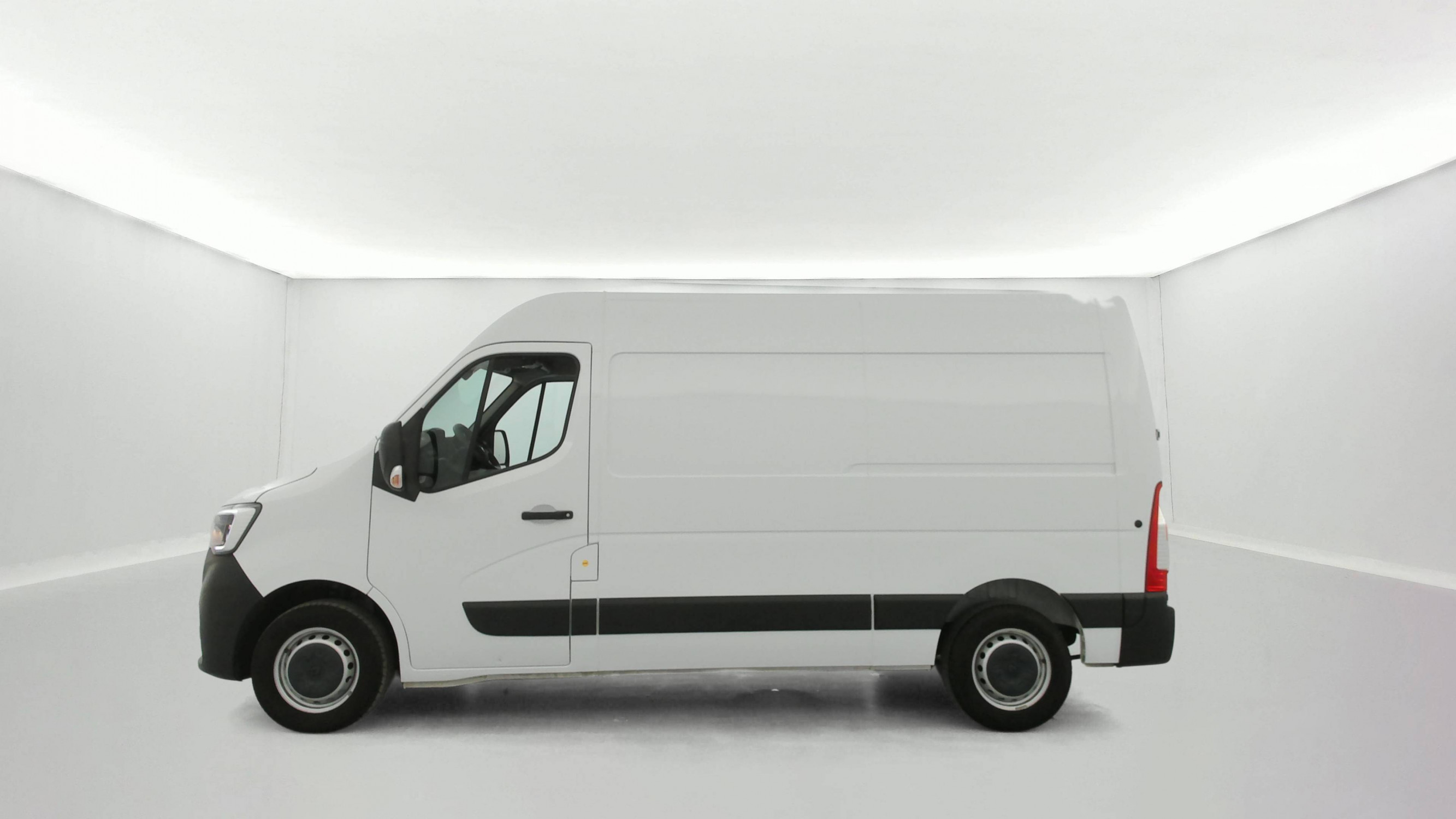 Vente en ligne Renault Master Fourgon MASTER FGN TRAC F3500 L2H2 BLUE DCI 135 au prix de 26 990 €