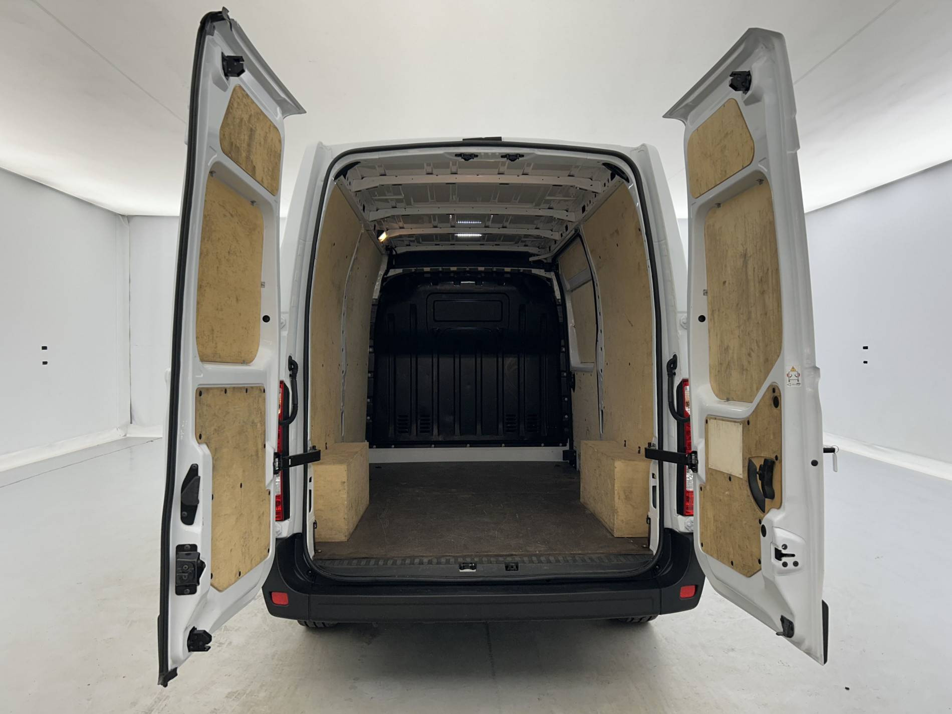 Vente en ligne Renault Master Fourgon MASTER FGN TRAC F3500 L2H2 BLUE DCI 135 au prix de 27 990 €