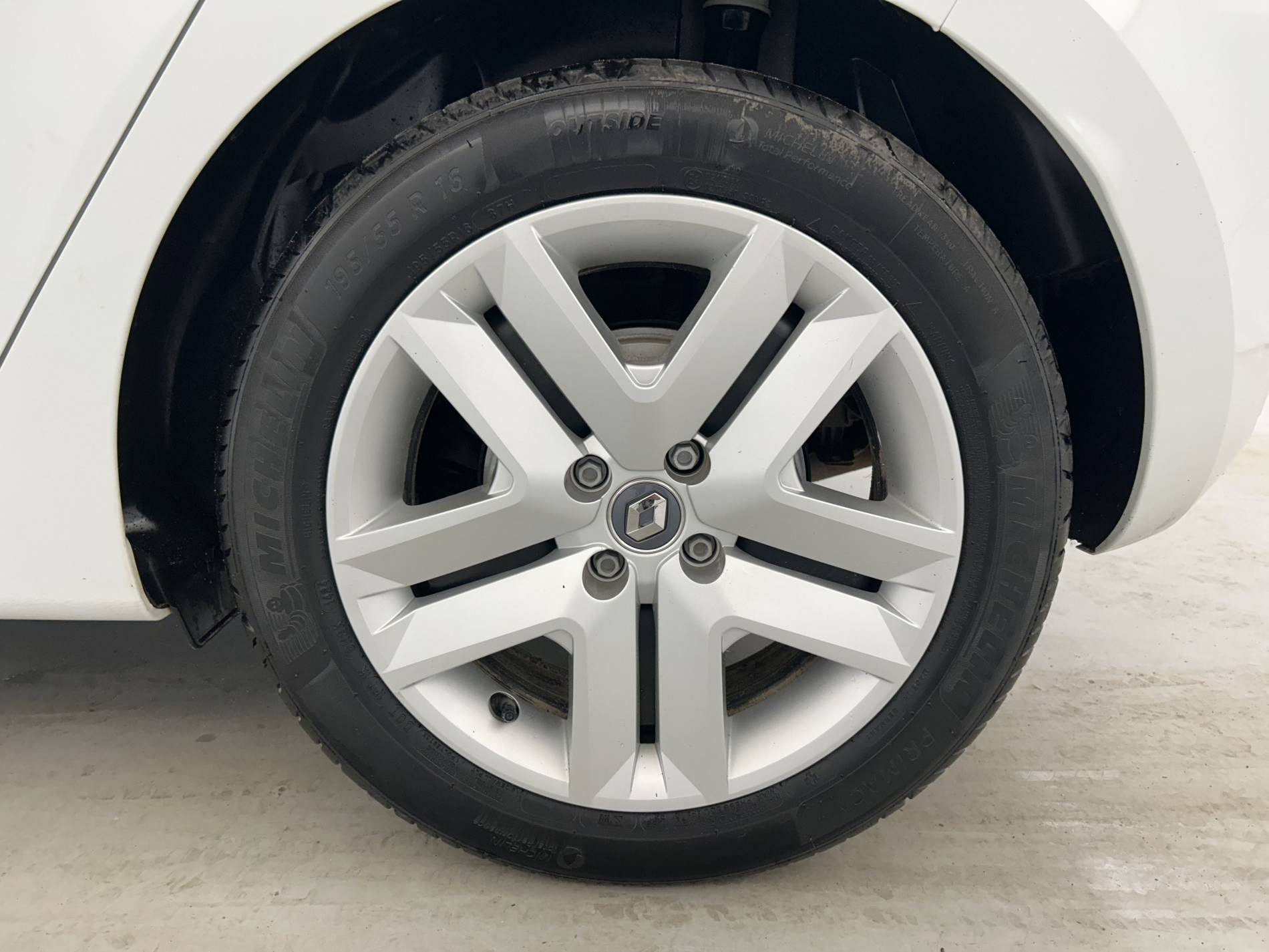 Vente en ligne Renault Clio 5 Clio E-Tech 140 - 21N au prix de 14 990 €