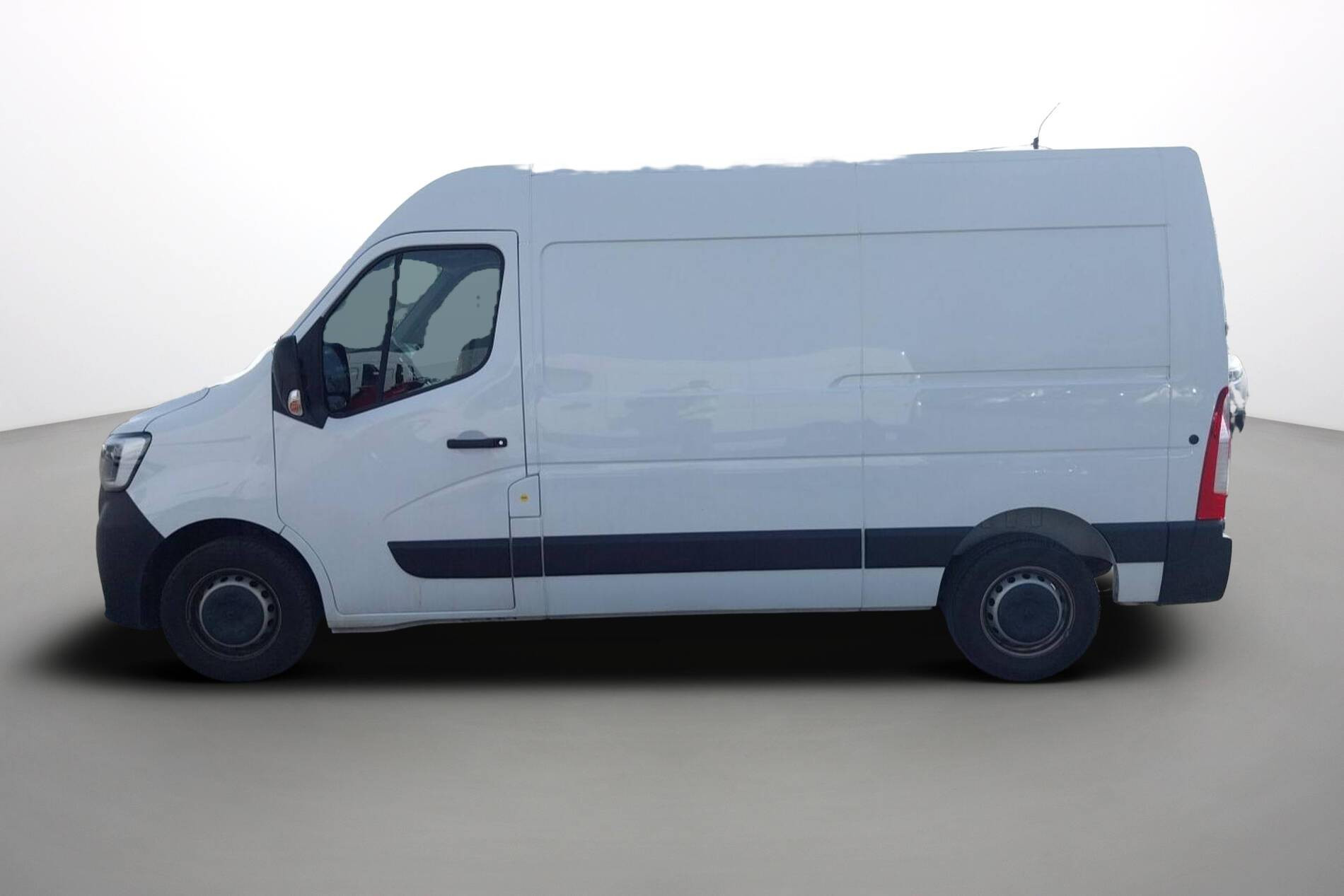 Vente en ligne Renault Master Fourgon MASTER FGN TRAC F3500 L2H2 BLUE DCI 135 au prix de 27 990 €