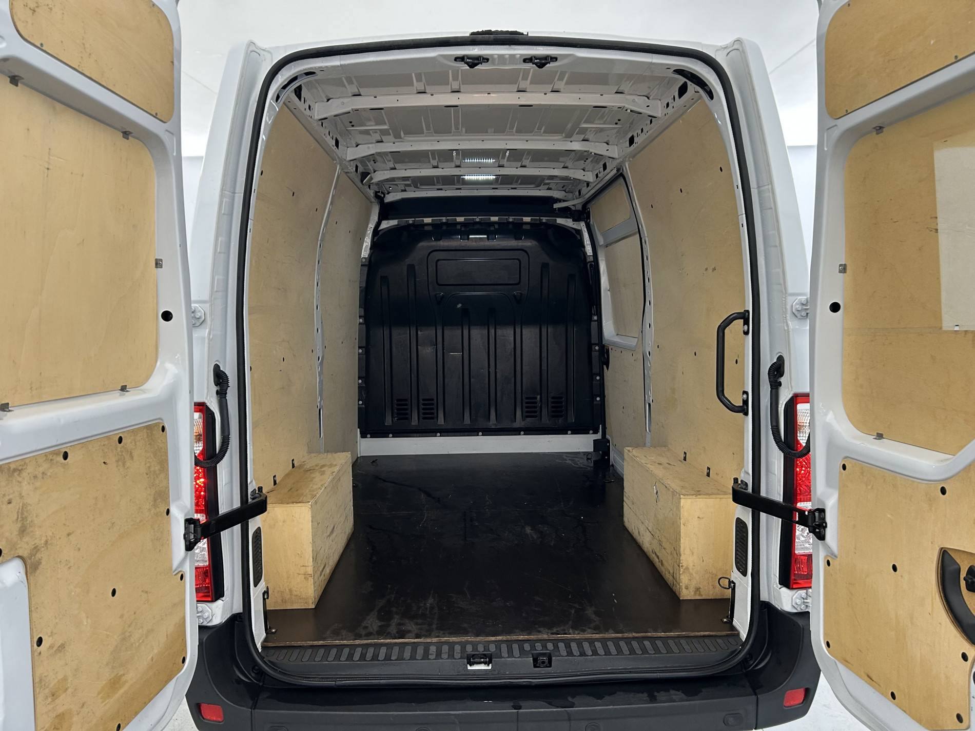 Vente en ligne Renault Master Fourgon MASTER FGN TRAC F3500 L2H2 BLUE DCI 135 au prix de 24 490 €