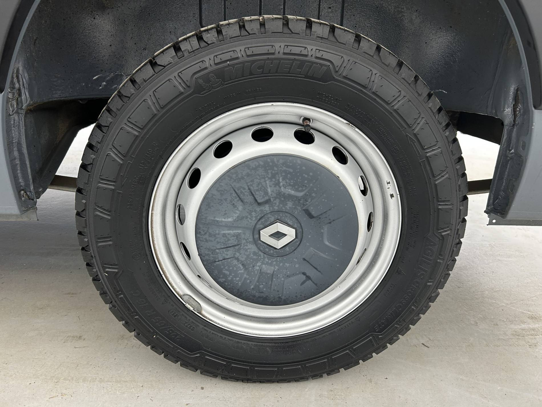 Vente en ligne Renault Master Fourgon MASTER FGN TRAC F3500 L2H2 DCI 135 au prix de 18 999 €