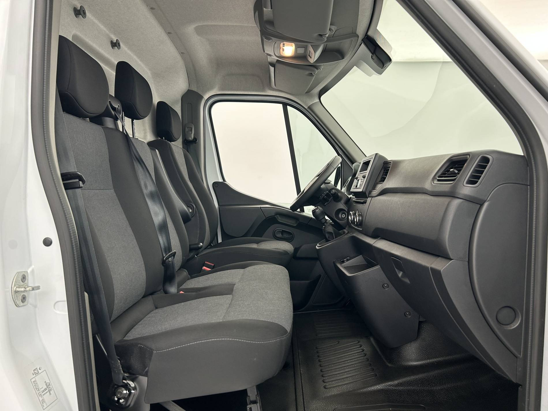 Vente en ligne Renault Master Fourgon MASTER FGN TRAC F3500 L3H3 BLUE DCI 135 au prix de 29 999 €