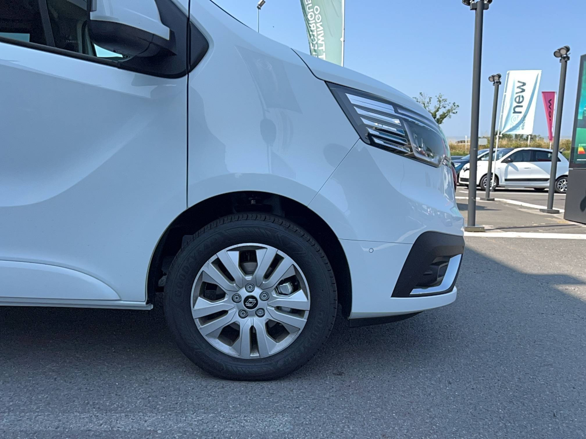 Vente en ligne Renault Trafic Cabine Approfondie TRAFIC CA BLUE DCI 170 L2H1 3T AUTO au prix de 40 990 €